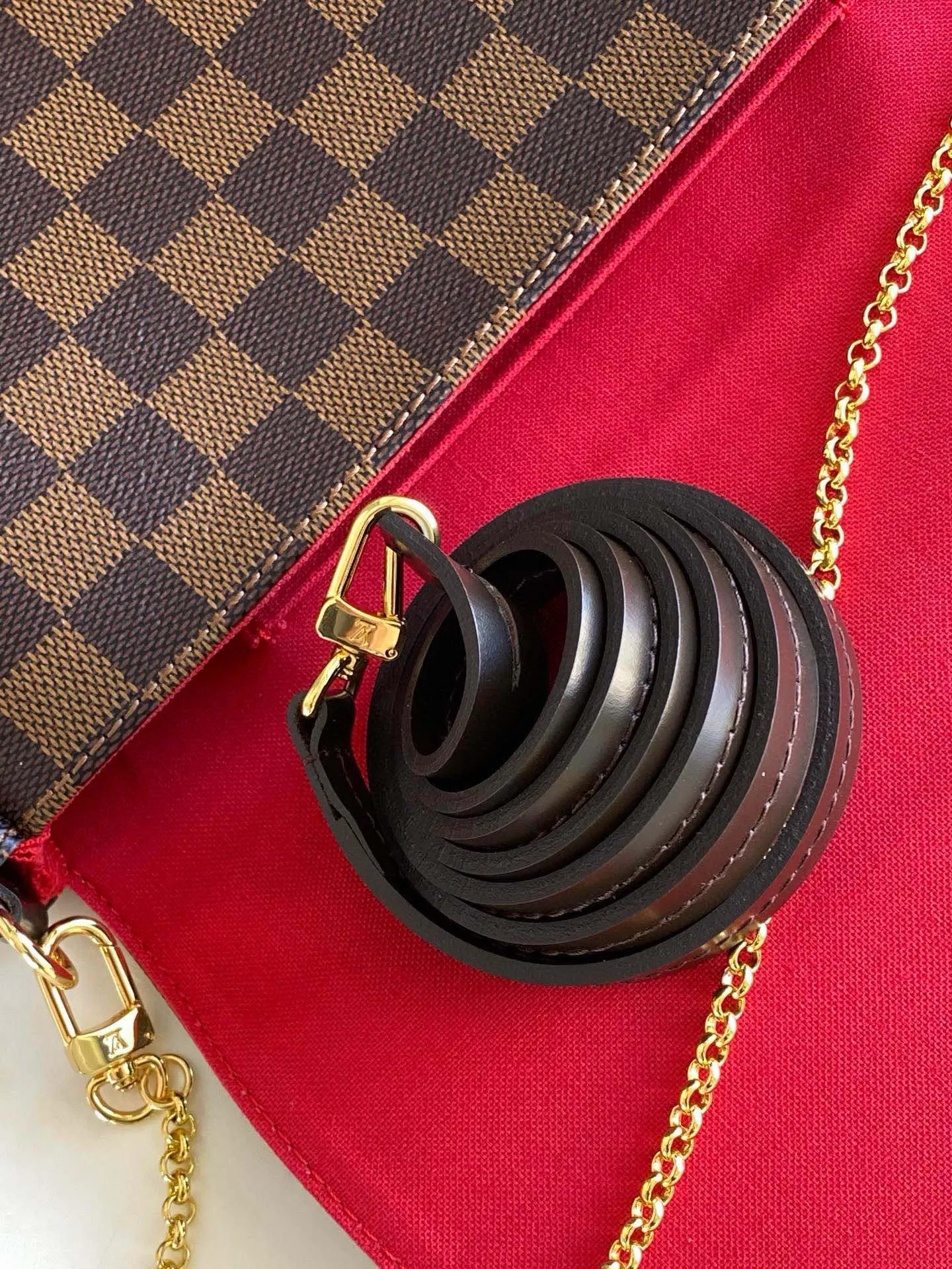 💰640 Top original item N41129 FAVORITE MM This Favorite MM handbag is the darling of fashionable women. It is sewn with geometric-style Damier Ebene canvas and is suitable for morning and evening occasions. The bag can be used as a clutch, or can be carried as a short shoulder bag using the gold chain strap, while the leather shoulder strap can be easily carried cross-body. An engraved metal plaque on the front conceals a clever magnetic closure for safe access. Details 26 x 15 x 4 cm (Length x Height x Width) Damier Ebene coated canvas Natural cowhide leather trim Textile lining Gold-tone hardware Magnetic flap closure Internal patch pocket Shoulder strap: Non-detachable, not adjustable Strap vertical height: 52.0 cm Chain strap: Detachable Chain strap vertical height: 17.0 cm