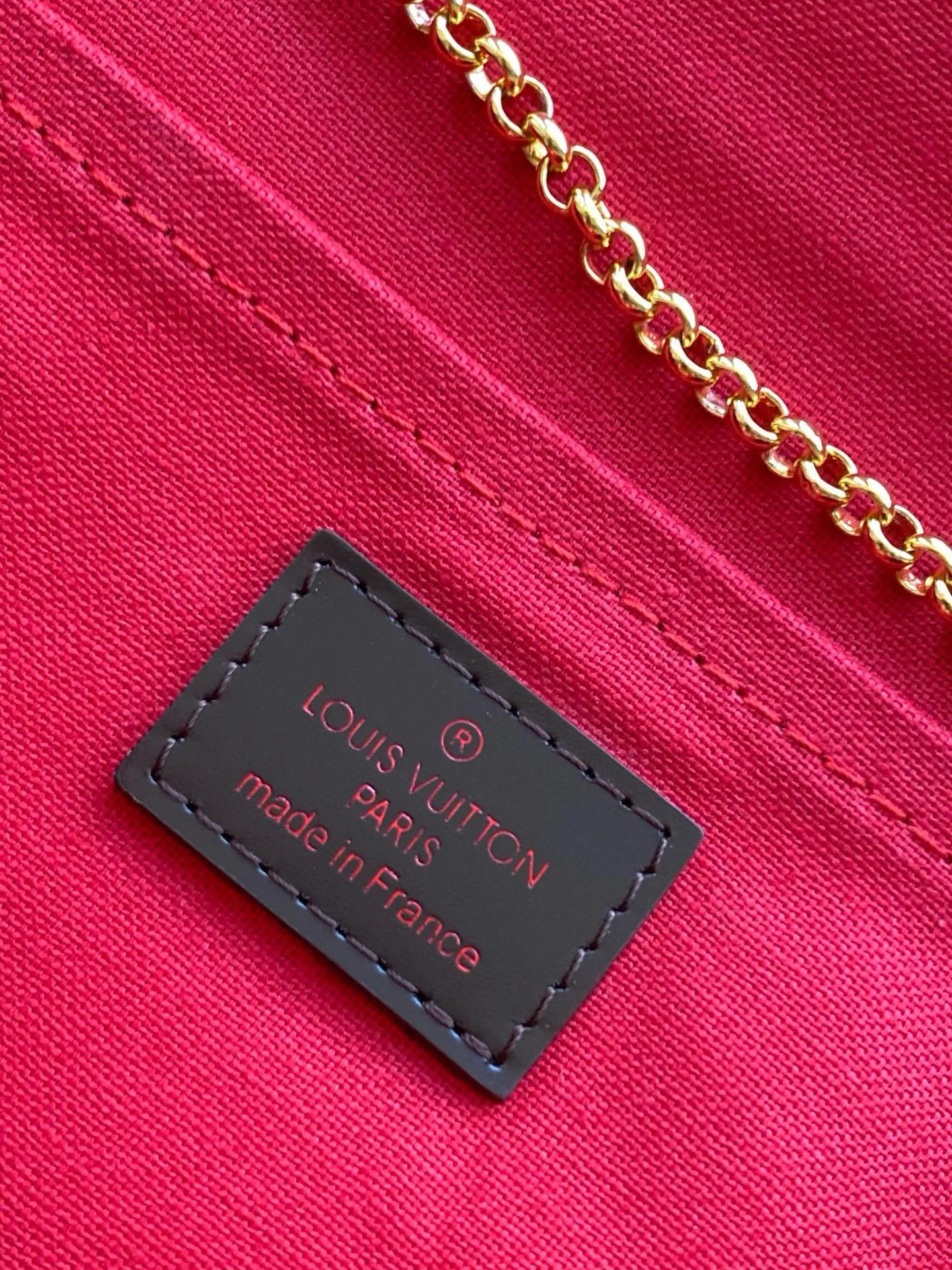 💰640 Top original item N41129 FAVORITE MM This Favorite MM handbag is the darling of fashionable women. It is sewn with geometric-style Damier Ebene canvas and is suitable for morning and evening occasions. The bag can be used as a clutch, or can be carried as a short shoulder bag using the gold chain strap, while the leather shoulder strap can be easily carried cross-body. An engraved metal plaque on the front conceals a clever magnetic closure for safe access. Details 26 x 15 x 4 cm (Length x Height x Width) Damier Ebene coated canvas Natural cowhide leather trim Textile lining Gold-tone hardware Magnetic flap closure Internal patch pocket Shoulder strap: Non-detachable, not adjustable Strap vertical height: 52.0 cm Chain strap: Detachable Chain strap vertical height: 17.0 cm