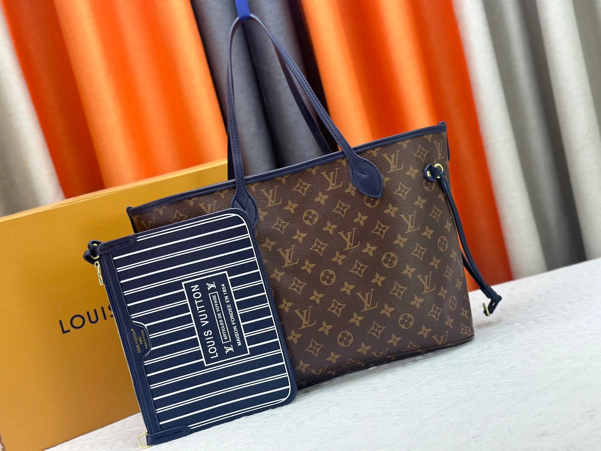 P260 Upgraded Original 14994 Blue M11946 Black M12061 Brown Neverfull Inside Out medium handbag uses Monogram canvas and grained leather to create a new double-sided design. Its detachable pocket can easily be transformed into an outer bag or a compact shoulder bag. Size: 31*28*14cm