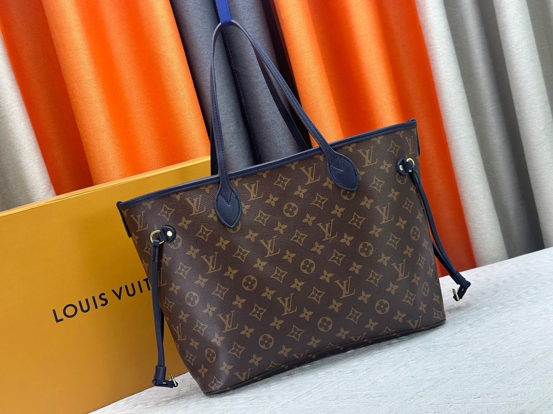 P260 Upgraded Original 14994 Blue M11946 Black M12061 Brown Neverfull Inside Out medium handbag uses Monogram canvas and grained leather to create a new double-sided design. Its detachable pocket can easily be transformed into an outer bag or a compact shoulder bag. Size: 31*28*14cm