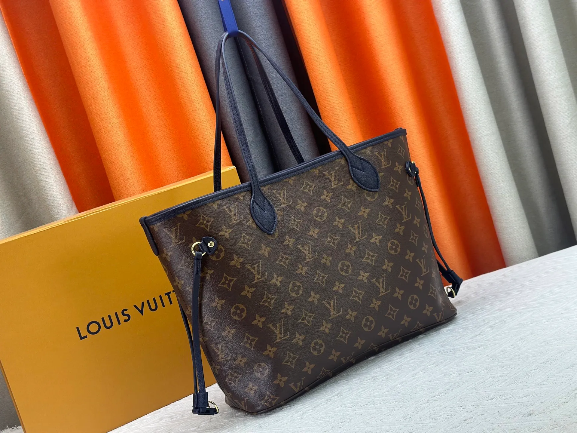 P260 Upgraded Original 14994 Blue M11946 Black M12061 Brown Neverfull Inside Out medium handbag uses Monogram canvas and grained leather to create a new double-sided design. Its detachable pocket can easily be transformed into an outer bag or a compact shoulder bag. Size: 31*28*14cm