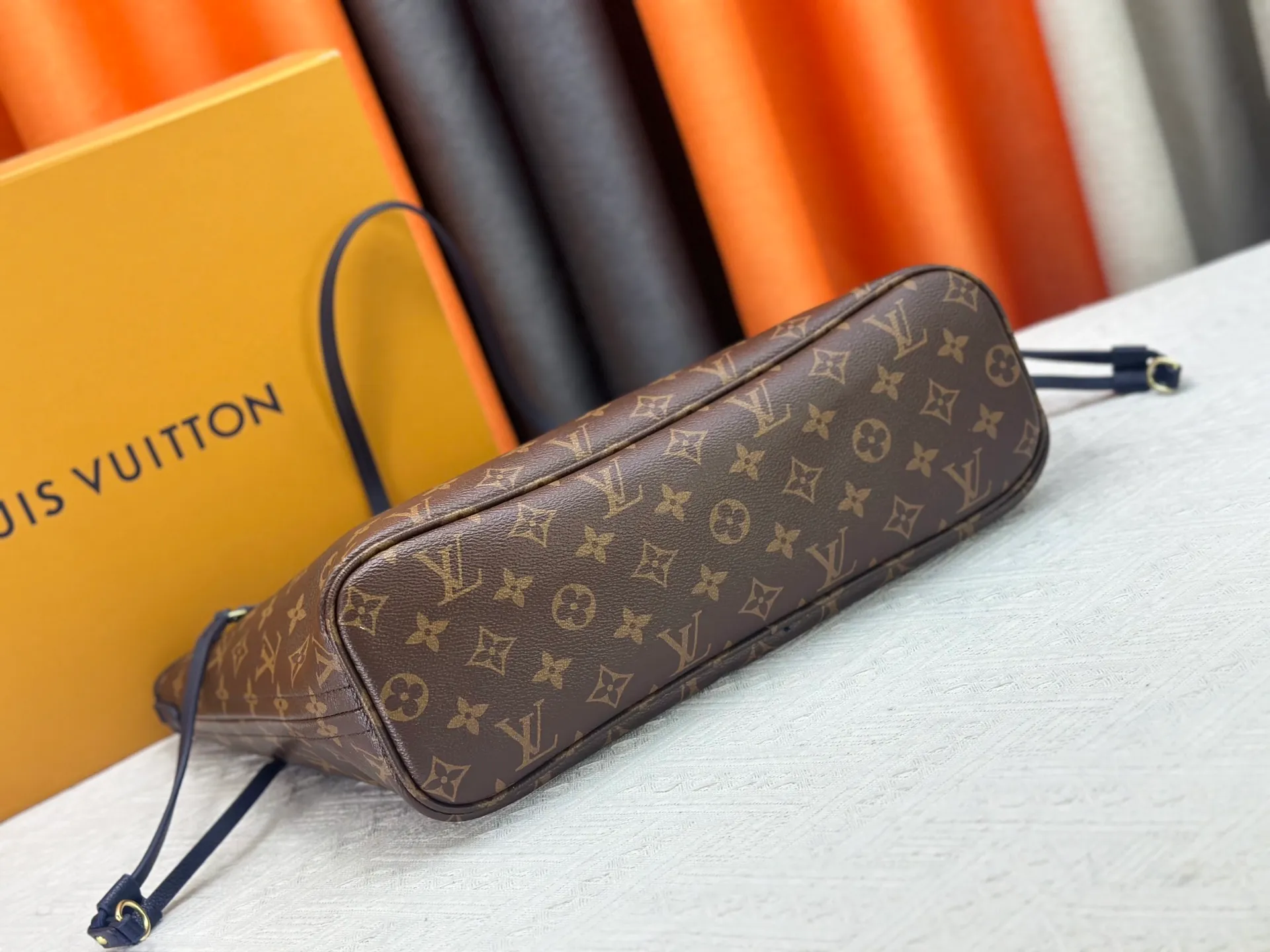 P260 Upgraded Original 14994 Blue M11946 Black M12061 Brown Neverfull Inside Out medium handbag uses Monogram canvas and grained leather to create a new double-sided design. Its detachable pocket can easily be transformed into an outer bag or a compact shoulder bag. Size: 31*28*14cm