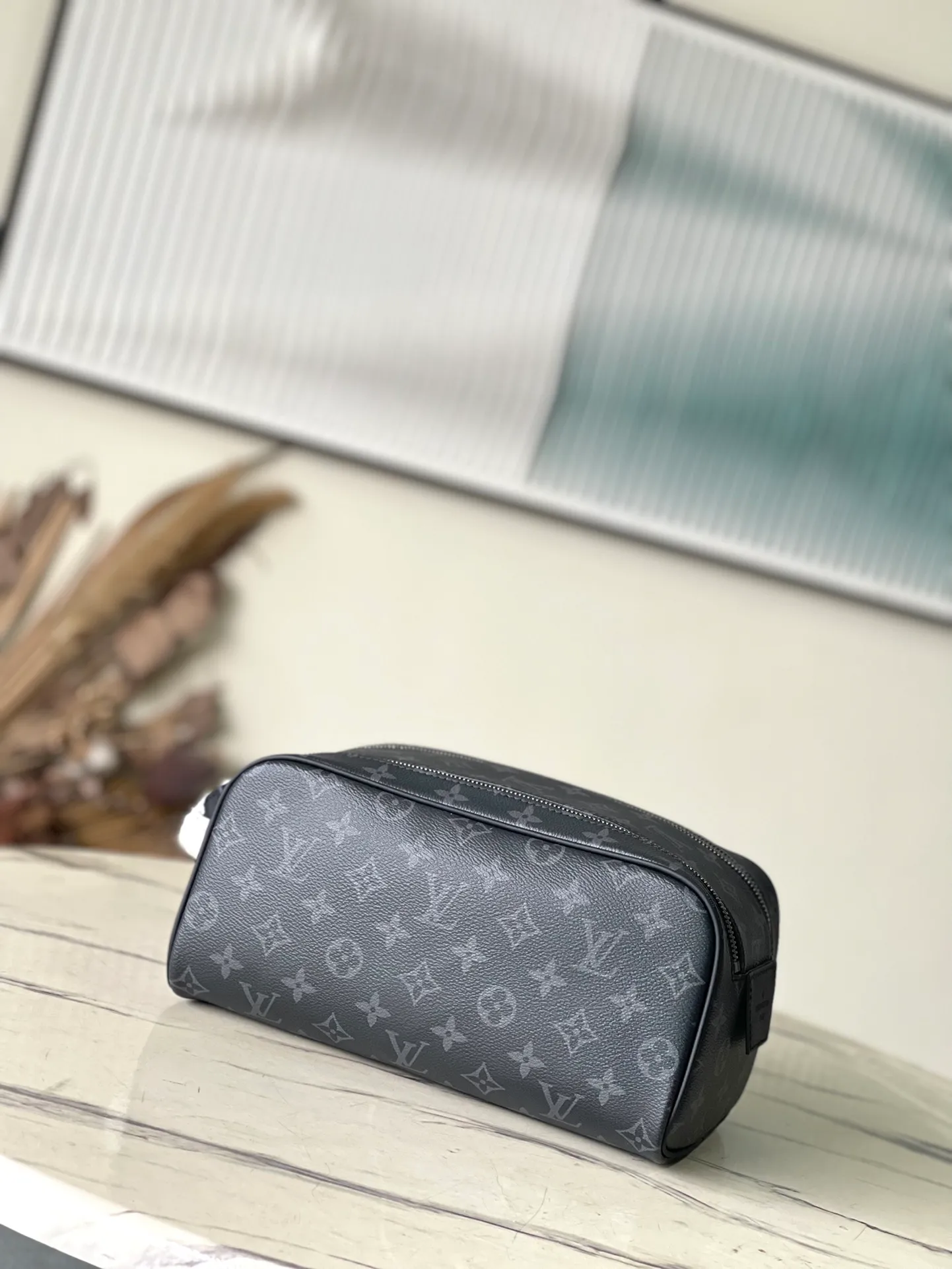 💰660 Top original order M46354 Black Flower Dopp washing bag is made of classic Damier Graphite canvas and cow leather trim and has a hard design. The double zipper hides ample internal space for easy access to washing and combing tools. The wide handle makes it comfortable to carry or hang on a bathroom hook. Dimensions: 28 × 15 × 16.5 cm