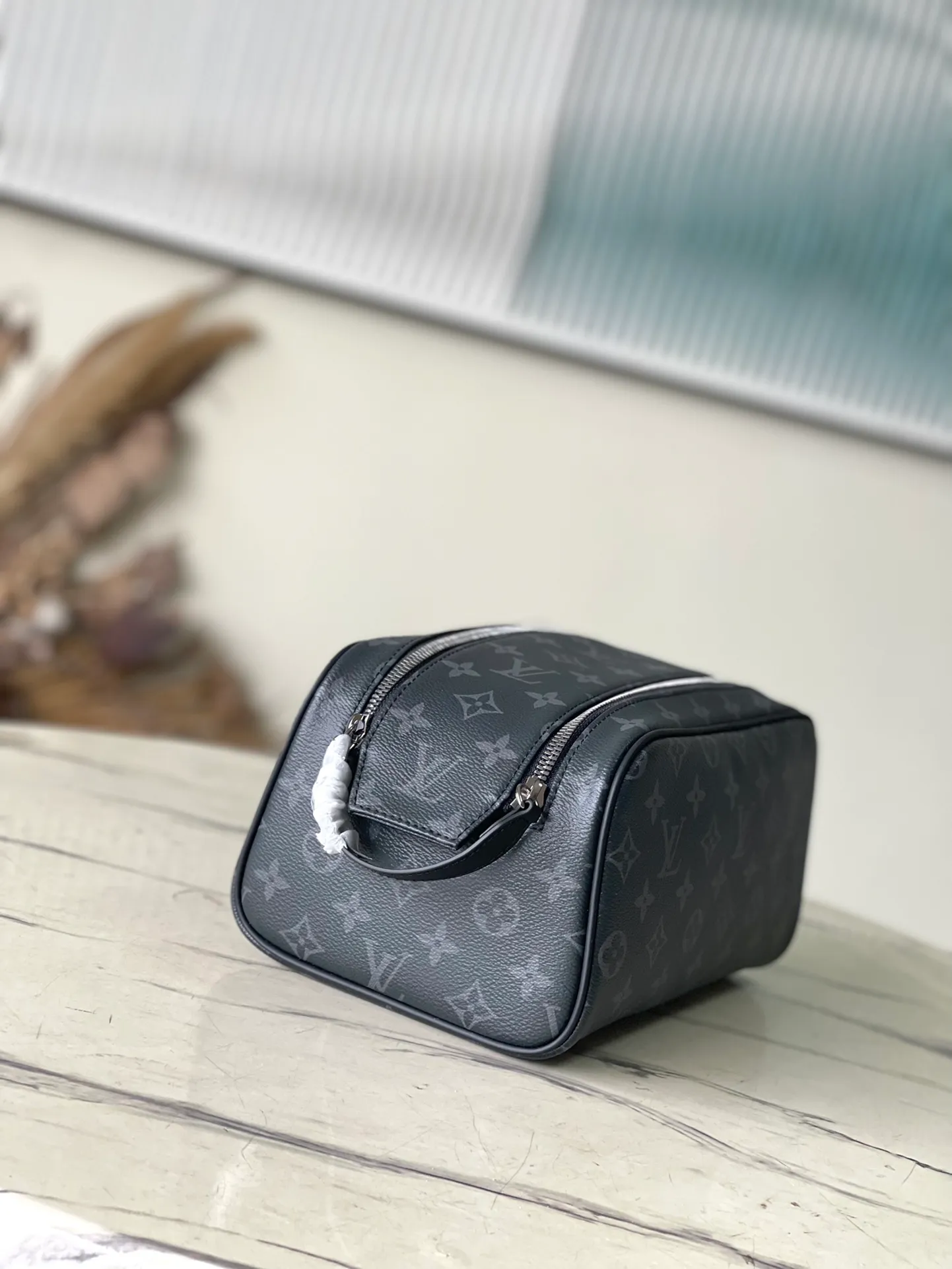 💰660 Top original order M46354 Black Flower Dopp washing bag is made of classic Damier Graphite canvas and cow leather trim and has a hard design. The double zipper hides ample internal space for easy access to washing and combing tools. The wide handle makes it comfortable to carry or hang on a bathroom hook. Dimensions: 28 × 15 × 16.5 cm