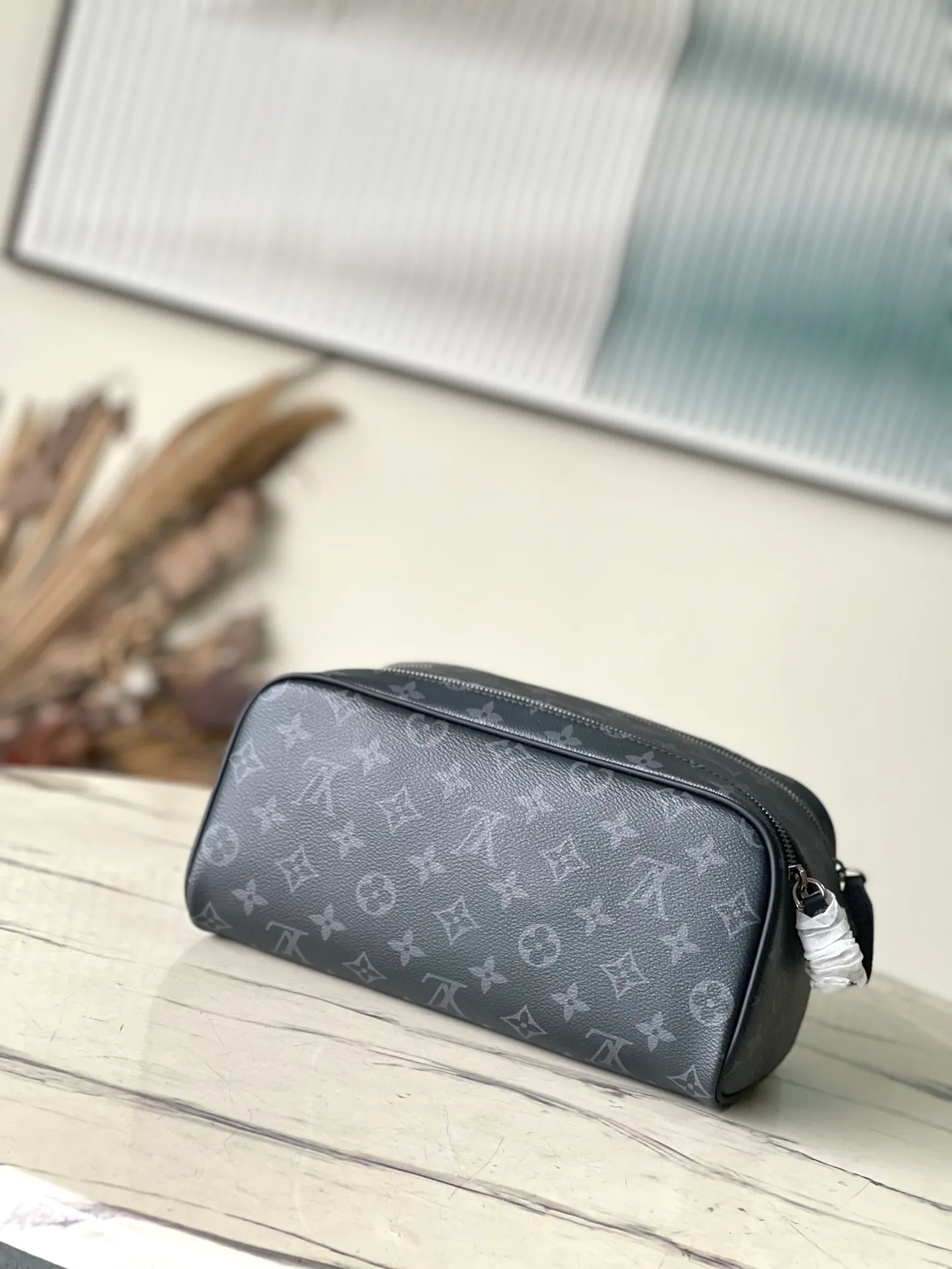 💰660 Top original order M46354 Black Flower Dopp washing bag is made of classic Damier Graphite canvas and cow leather trim and has a hard design. The double zipper hides ample internal space for easy access to washing and combing tools. The wide handle makes it comfortable to carry or hang on a bathroom hook. Dimensions: 28 × 15 × 16.5 cm