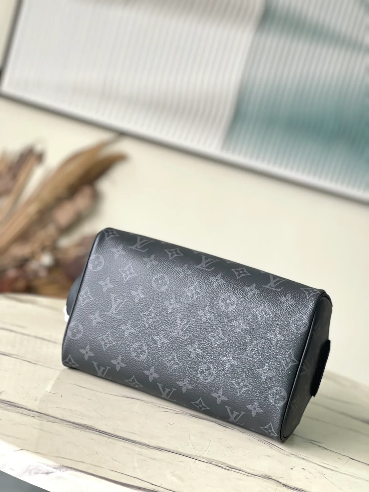 💰660 Top original order M46354 Black Flower Dopp washing bag is made of classic Damier Graphite canvas and cow leather trim and has a hard design. The double zipper hides ample internal space for easy access to washing and combing tools. The wide handle makes it comfortable to carry or hang on a bathroom hook. Dimensions: 28 × 15 × 16.5 cm