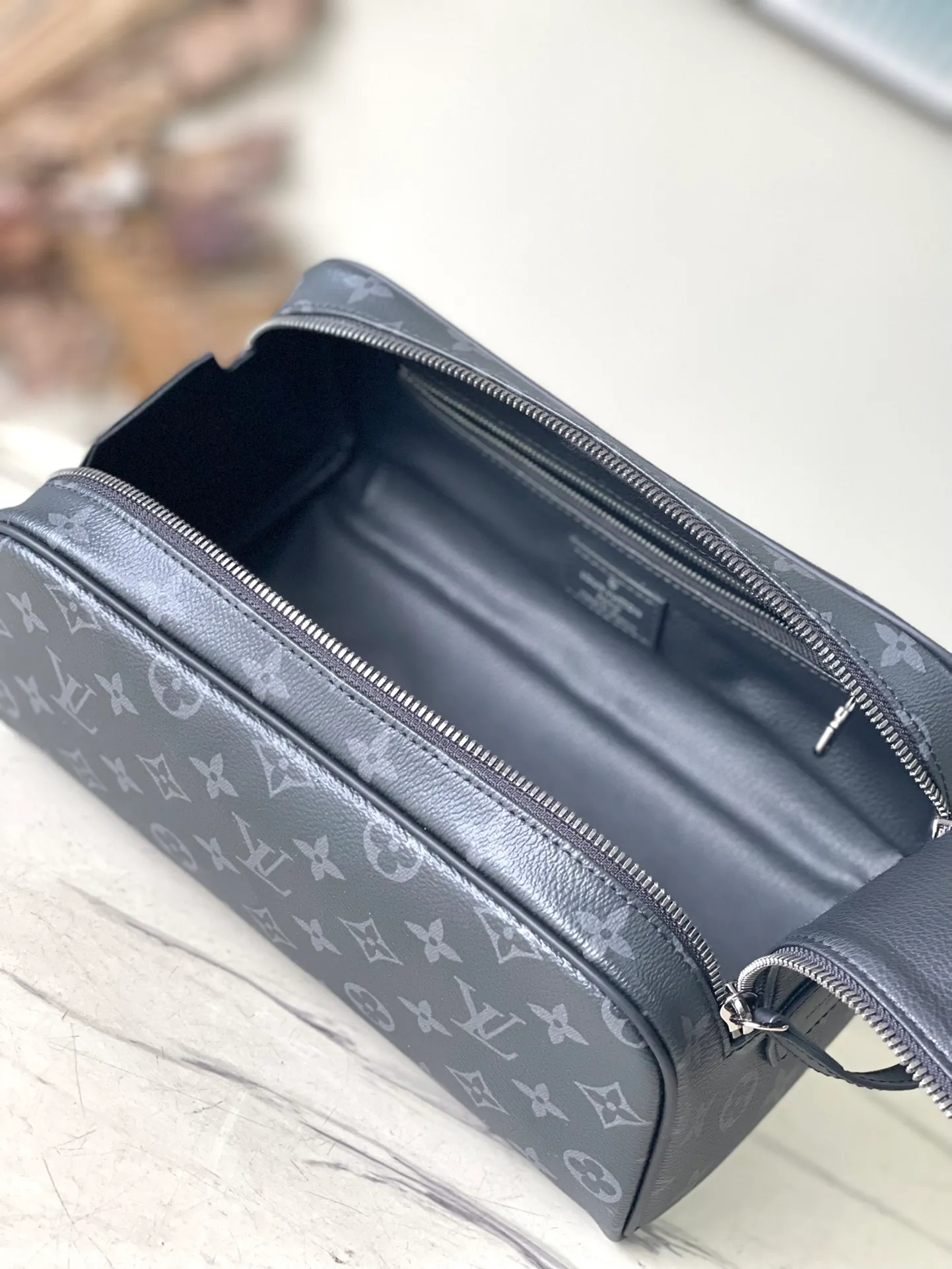 💰660 Top original order M46354 Black Flower Dopp washing bag is made of classic Damier Graphite canvas and cow leather trim and has a hard design. The double zipper hides ample internal space for easy access to washing and combing tools. The wide handle makes it comfortable to carry or hang on a bathroom hook. Dimensions: 28 × 15 × 16.5 cm