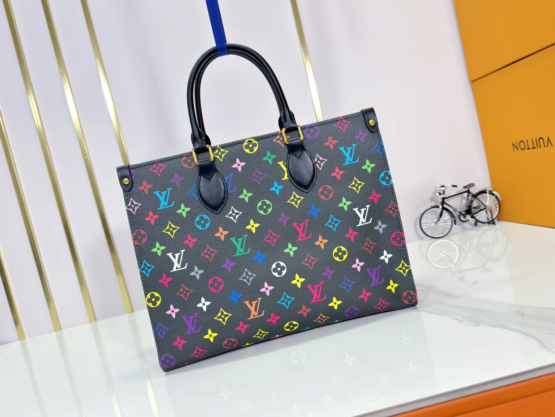 P260 upgrades original M45495 M13081 M45039, M45321! ONTHEGO Medium Handbag The Onthego medium handbag is decorated with classic Monogram canvas and Monogram Reverse canvas on both sides, showing different styles at will. Toron's dual handles and shoulder strap allow for a variety of carrying options. Detailed features 35 x 27 x 14 cm (length x height x width)