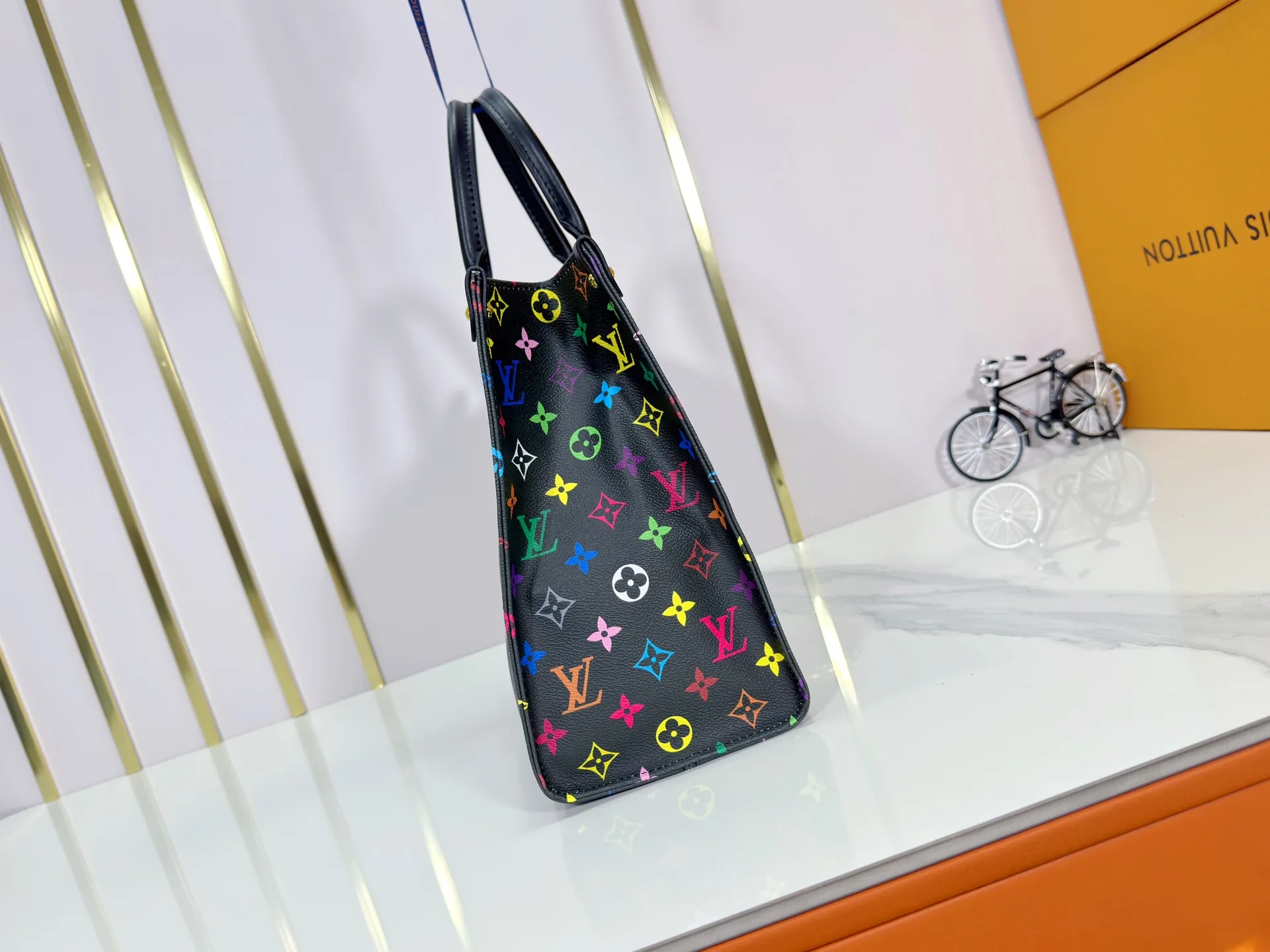 P260 upgrades original M45495 M13081 M45039, M45321! ONTHEGO Medium Handbag The Onthego medium handbag is decorated with classic Monogram canvas and Monogram Reverse canvas on both sides, showing different styles at will. Toron's dual handles and shoulder strap allow for a variety of carrying options. Detailed features 35 x 27 x 14 cm (length x height x width)