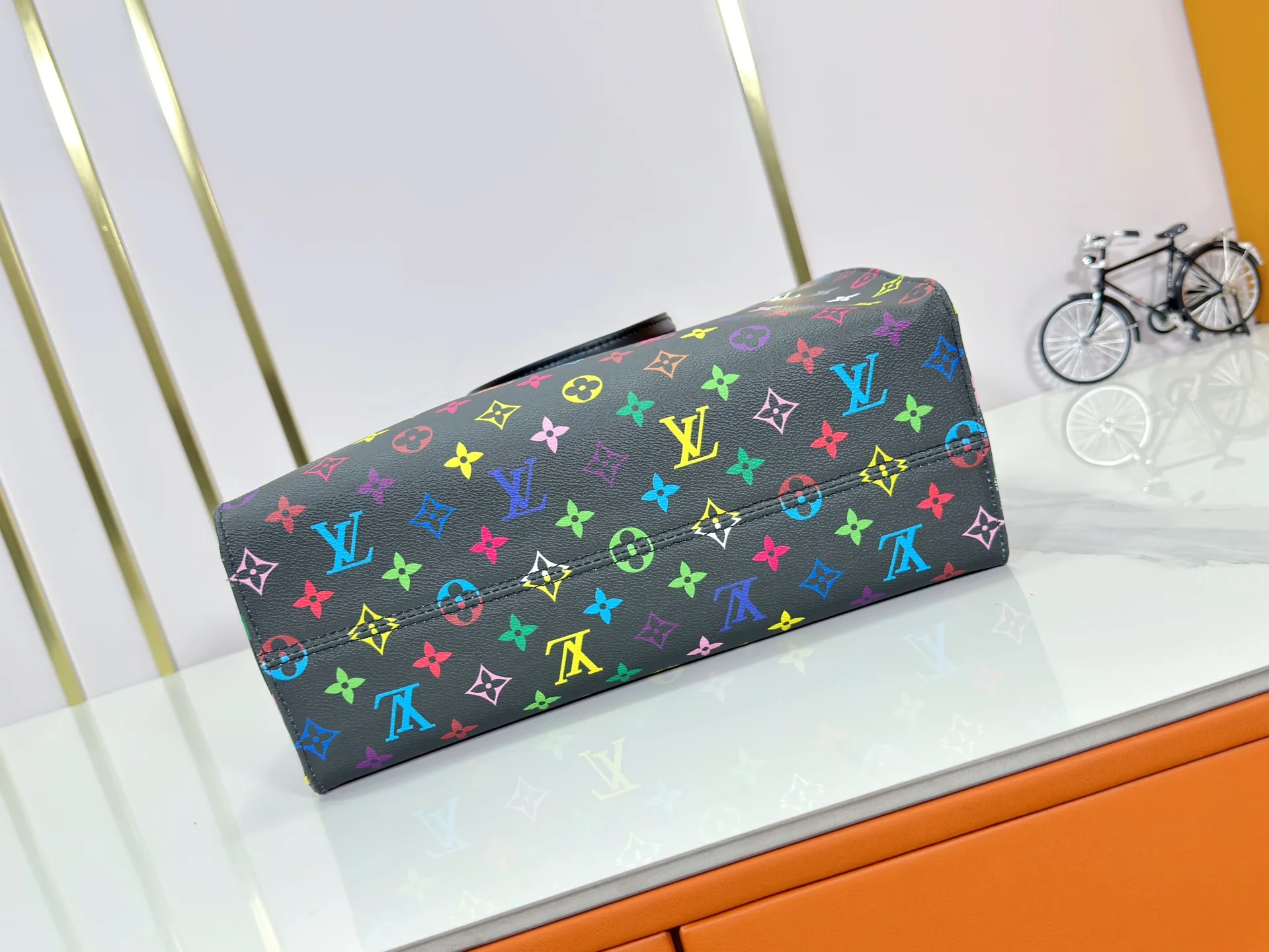 P260 upgrades original M45495 M13081 M45039, M45321! ONTHEGO Medium Handbag The Onthego medium handbag is decorated with classic Monogram canvas and Monogram Reverse canvas on both sides, showing different styles at will. Toron's dual handles and shoulder strap allow for a variety of carrying options. Detailed features 35 x 27 x 14 cm (length x height x width)
