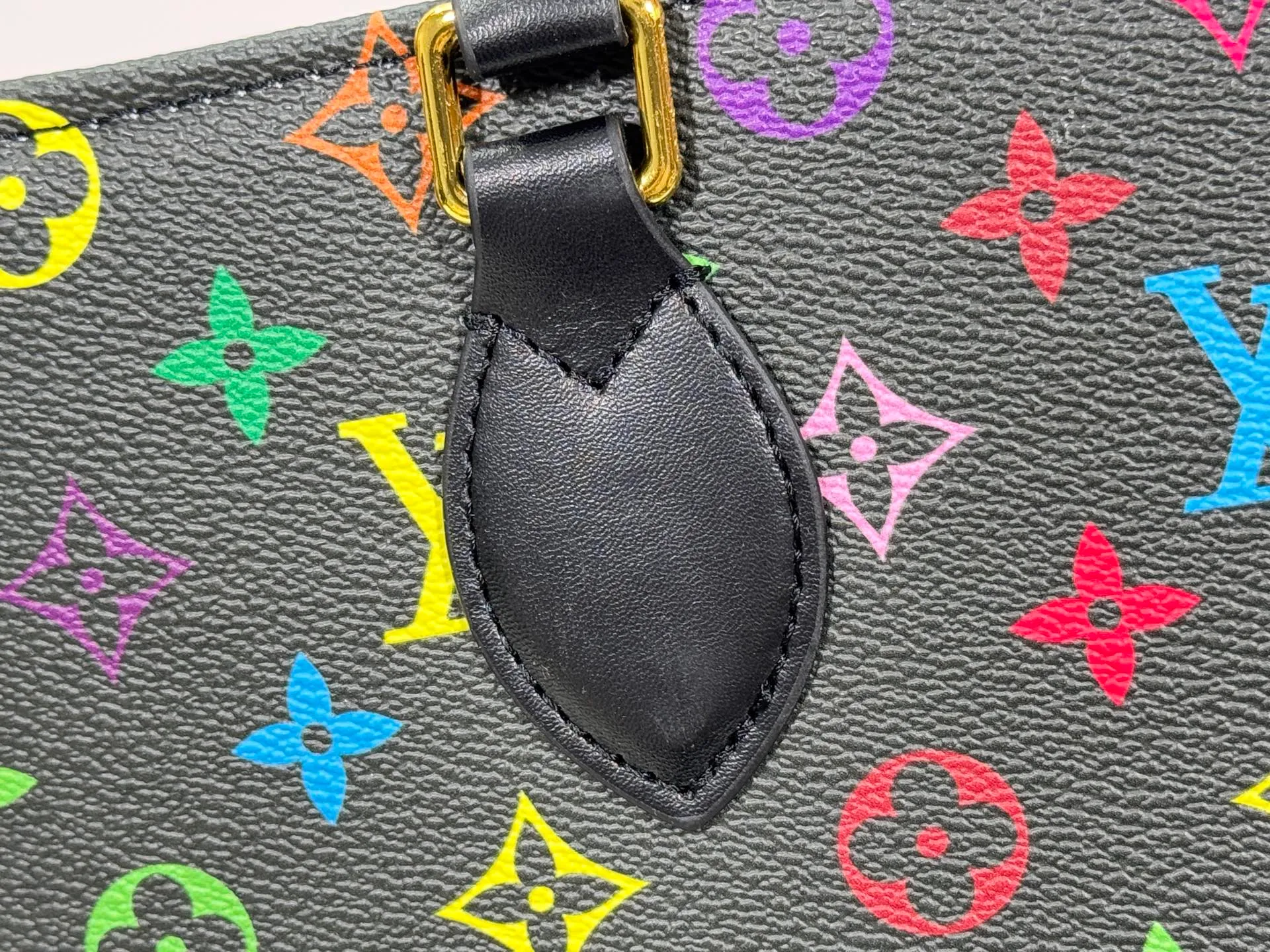 P260 upgrades original M45495 M13081 M45039, M45321! ONTHEGO Medium Handbag The Onthego medium handbag is decorated with classic Monogram canvas and Monogram Reverse canvas on both sides, showing different styles at will. Toron's dual handles and shoulder strap allow for a variety of carrying options. Detailed features 35 x 27 x 14 cm (length x height x width)