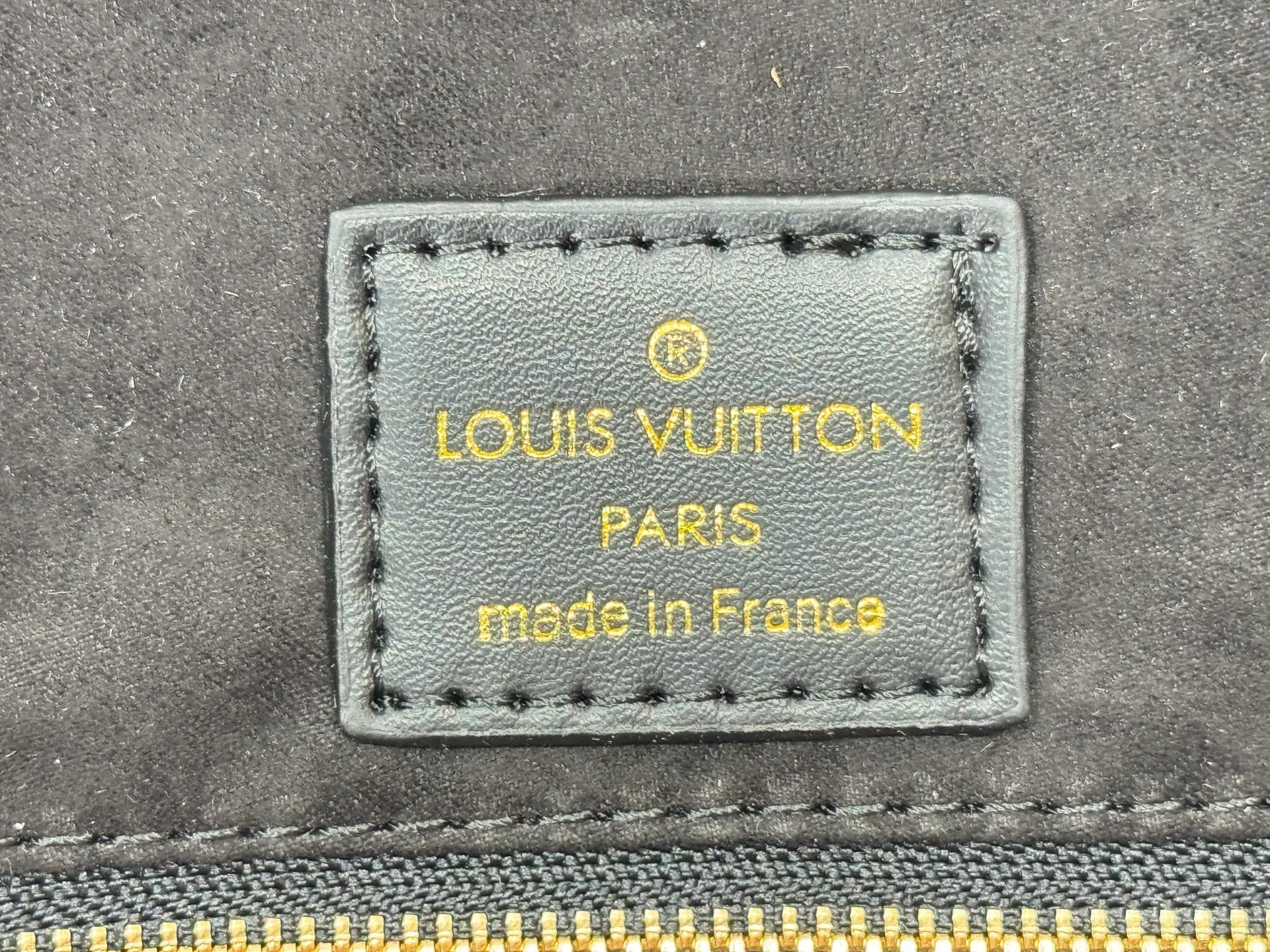 P260 upgrades original M45495 M13081 M45039, M45321! ONTHEGO Medium Handbag The Onthego medium handbag is decorated with classic Monogram canvas and Monogram Reverse canvas on both sides, showing different styles at will. Toron's dual handles and shoulder strap allow for a variety of carrying options. Detailed features 35 x 27 x 14 cm (length x height x width)