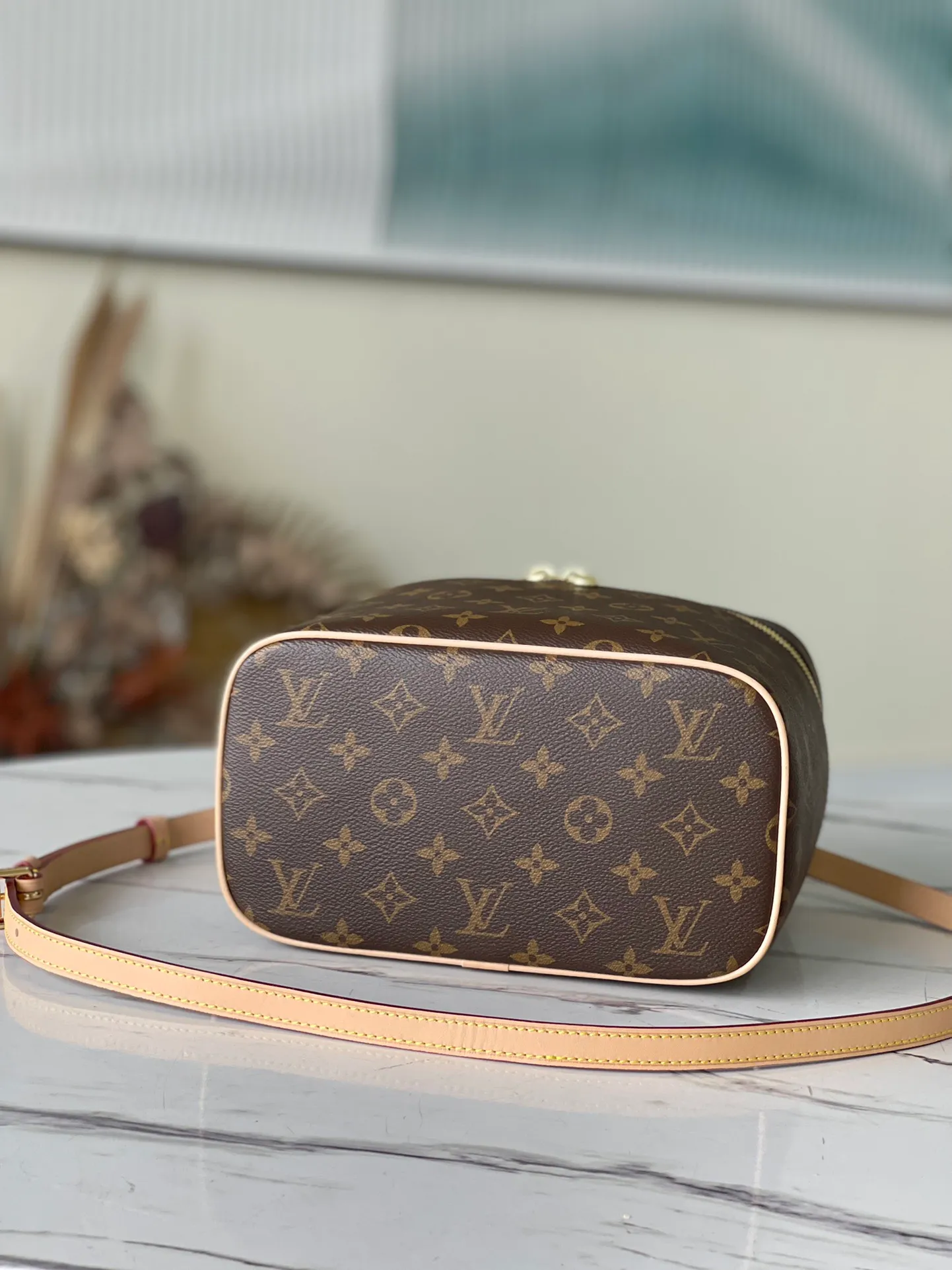 💰800 Top Original Order M42265 Large Cosmetic Bag. Whether it is carried by hand or with a shoulder strap or scarf, it looks great. Many internet celebrities on lns recommend it. It is super retro, has a large capacity, and comes with a shoulder strap/scarf, perfect! Mainly because the price is more perfect haha! Nowadays it is popular to carry a cosmetic bag when going out. Dimensions: 24×14×17 cm