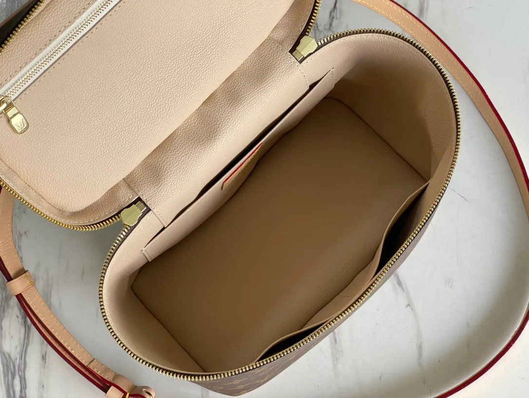 💰800 Top Original Order M42265 Large Cosmetic Bag. Whether it is carried by hand or with a shoulder strap or scarf, it looks great. Many internet celebrities on lns recommend it. It is super retro, has a large capacity, and comes with a shoulder strap/scarf, perfect! Mainly because the price is more perfect haha! Nowadays it is popular to carry a cosmetic bag when going out. Dimensions: 24×14×17 cm