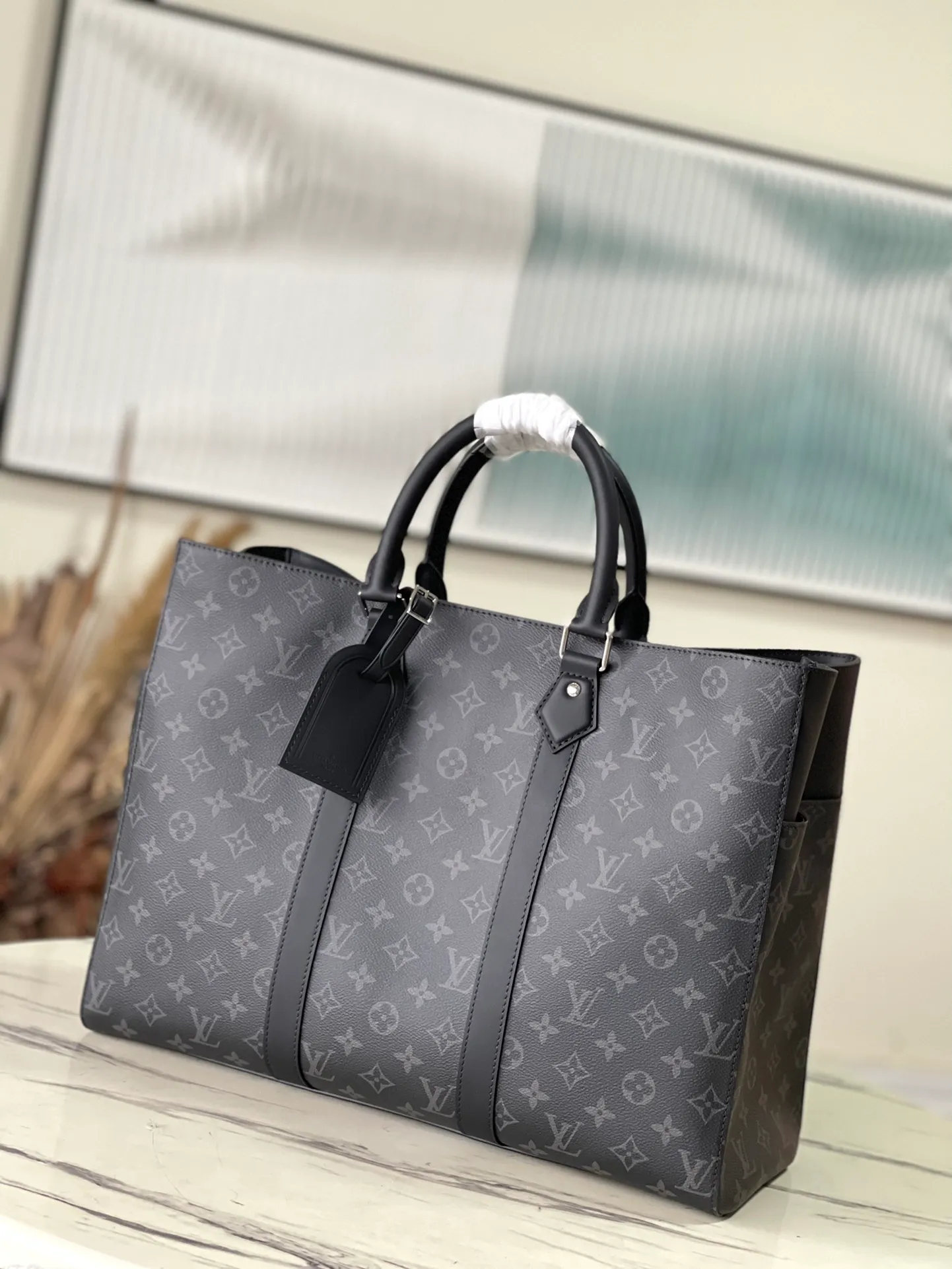 💰1200 Top Original Order M46451 Black Flower This Sac Plat24H handbag is made of Monogram embossed Taurillon leather, and easy-to-access external patch pockets are added to the fabric on both sides to achieve a fully functional configuration. In addition to the top handle, there is also a long handle that can be retracted inside to provide a comfortable carrying experience. Dimensions: 44 × 33 × 18 cm