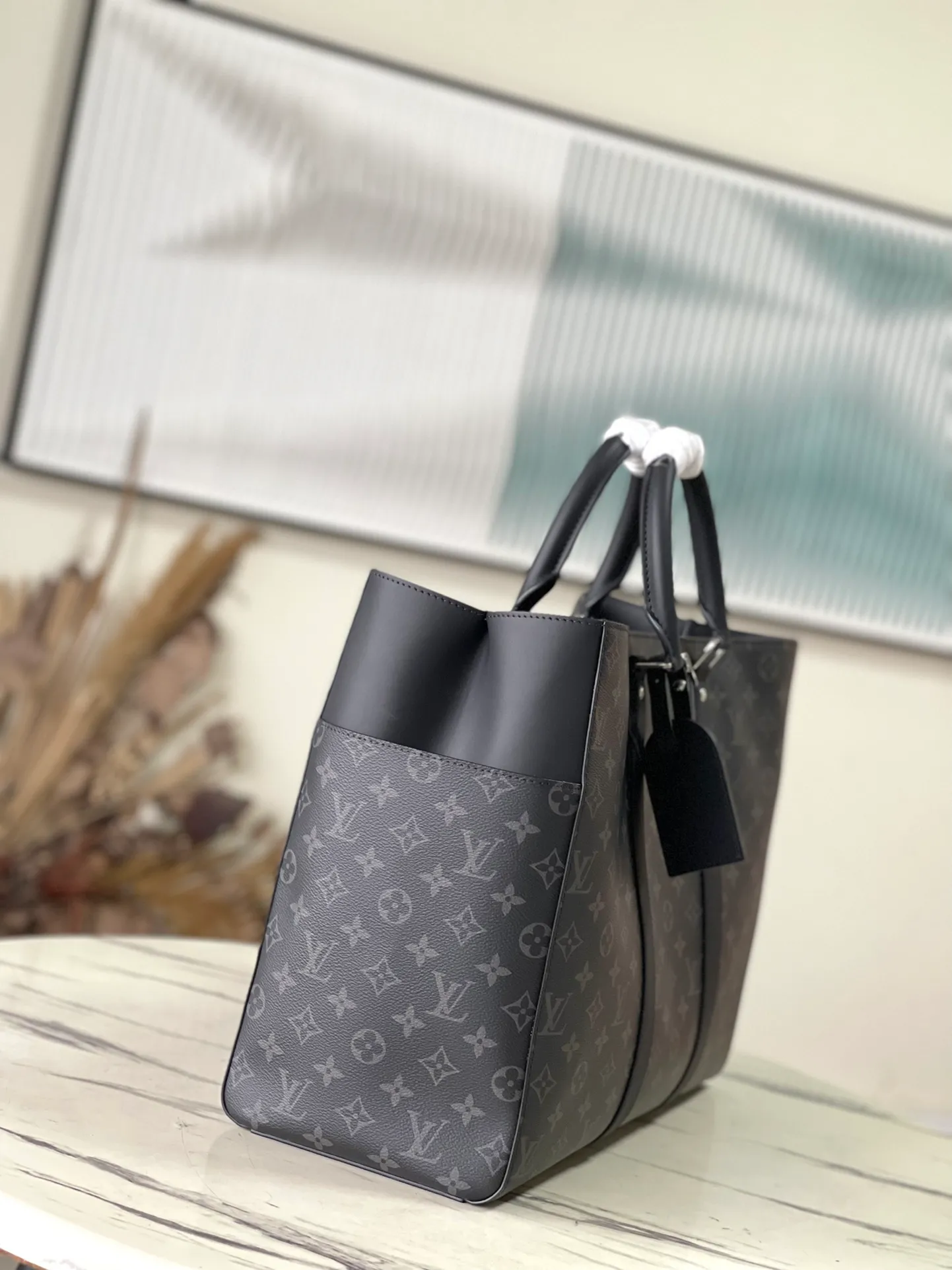 💰1200 Top Original Order M46451 Black Flower This Sac Plat24H handbag is made of Monogram embossed Taurillon leather, and easy-to-access external patch pockets are added to the fabric on both sides to achieve a fully functional configuration. In addition to the top handle, there is also a long handle that can be retracted inside to provide a comfortable carrying experience. Dimensions: 44 × 33 × 18 cm