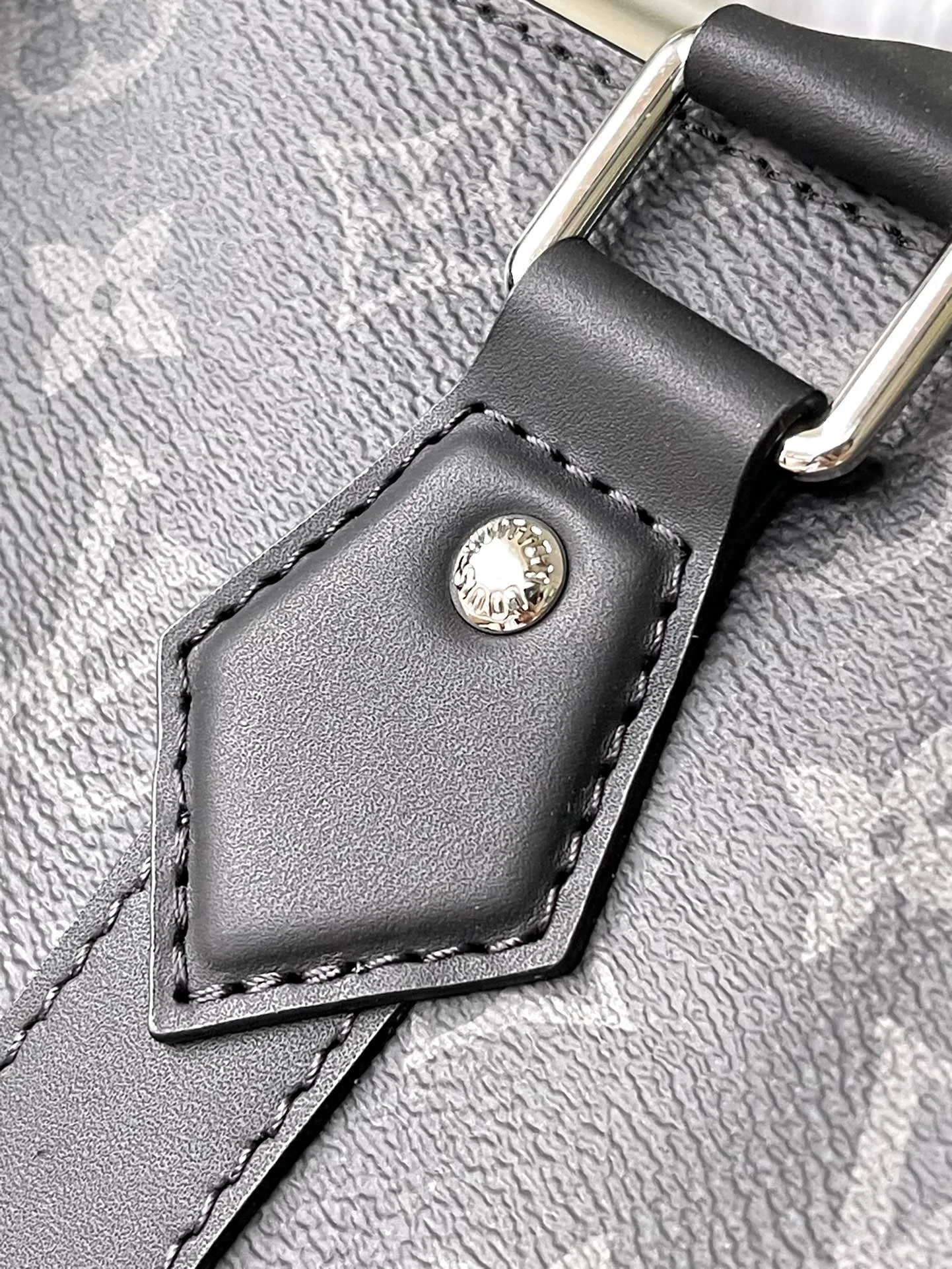 💰1200 Top Original Order M46451 Black Flower This Sac Plat24H handbag is made of Monogram embossed Taurillon leather, and easy-to-access external patch pockets are added to the fabric on both sides to achieve a fully functional configuration. In addition to the top handle, there is also a long handle that can be retracted inside to provide a comfortable carrying experience. Dimensions: 44 × 33 × 18 cm