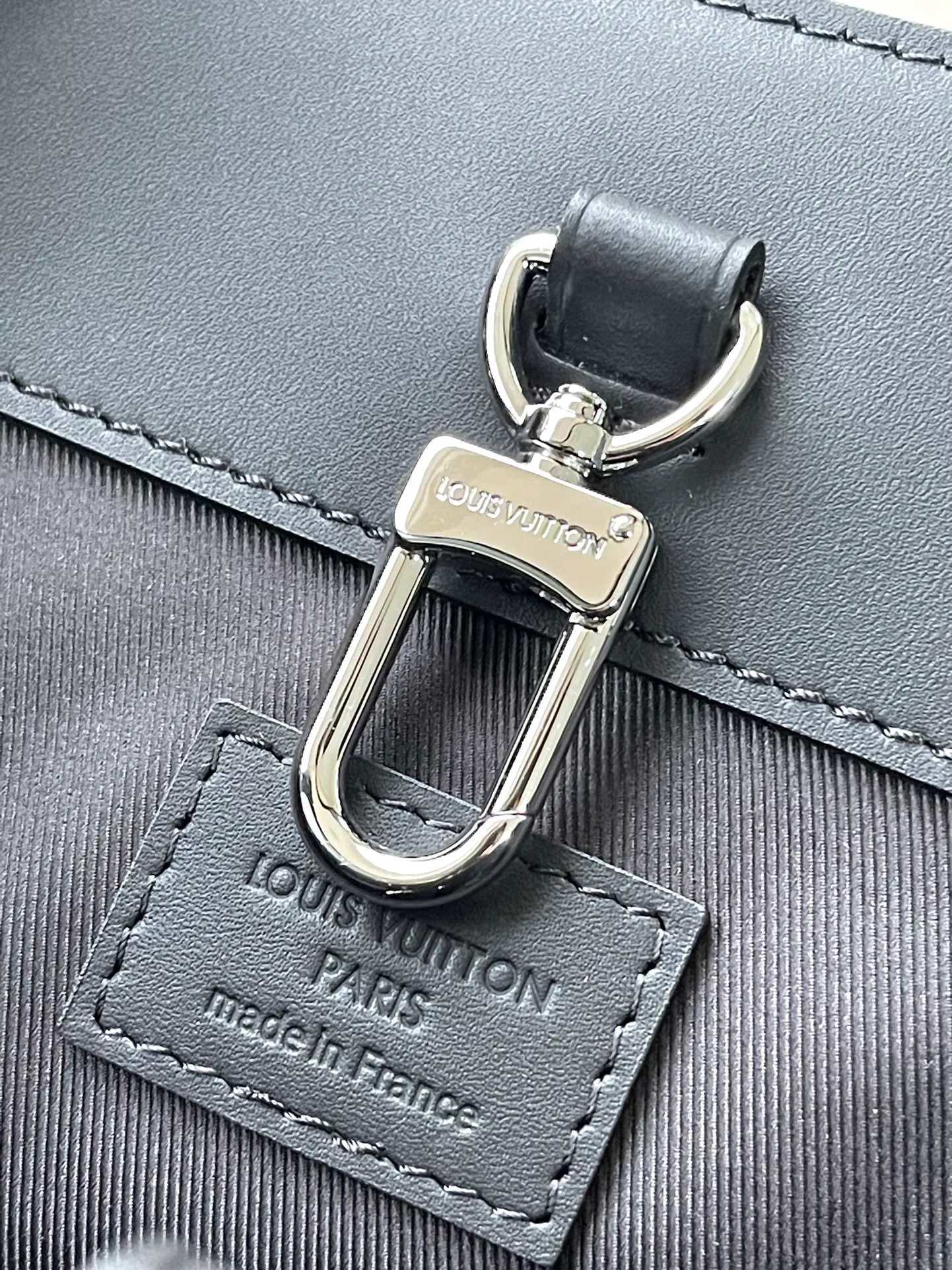 💰1200 Top Original Order M46451 Black Flower This Sac Plat24H handbag is made of Monogram embossed Taurillon leather, and easy-to-access external patch pockets are added to the fabric on both sides to achieve a fully functional configuration. In addition to the top handle, there is also a long handle that can be retracted inside to provide a comfortable carrying experience. Dimensions: 44 × 33 × 18 cm