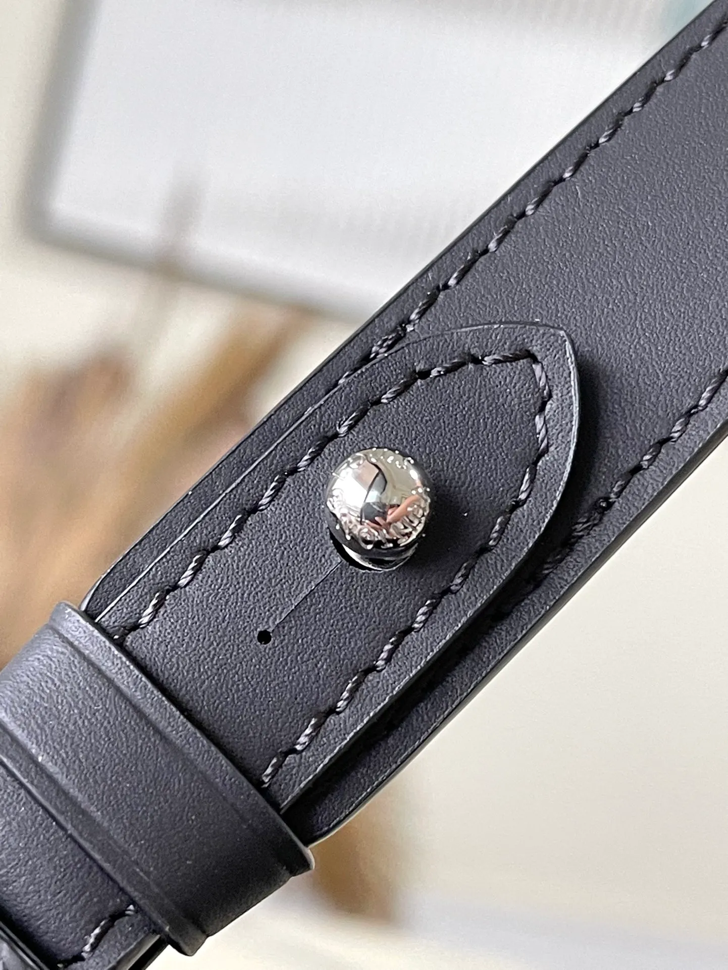💰1200 Top Original Order M46451 Black Flower This Sac Plat24H handbag is made of Monogram embossed Taurillon leather, and easy-to-access external patch pockets are added to the fabric on both sides to achieve a fully functional configuration. In addition to the top handle, there is also a long handle that can be retracted inside to provide a comfortable carrying experience. Dimensions: 44 × 33 × 18 cm
