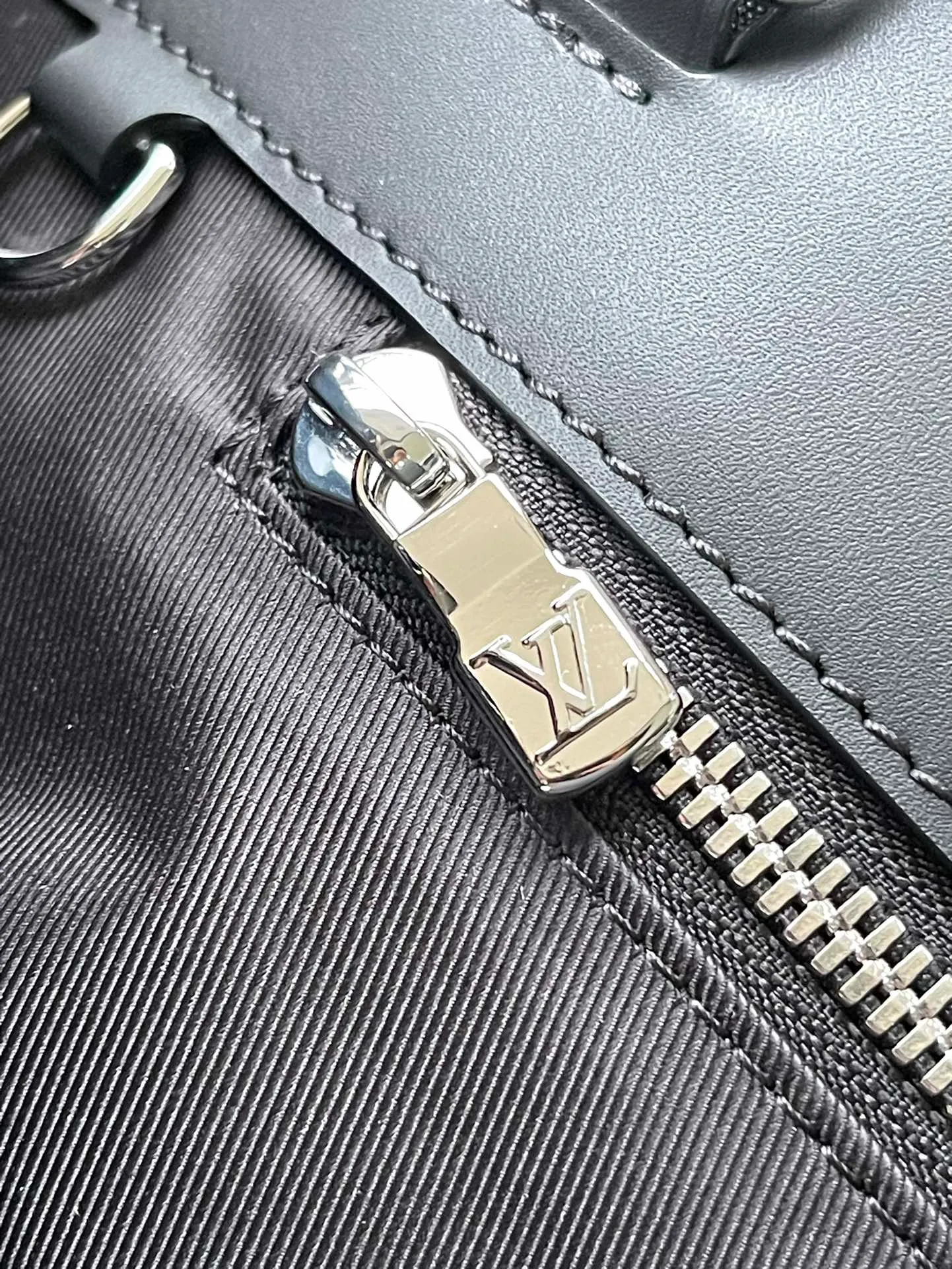 💰1200 Top Original Order M46451 Black Flower This Sac Plat24H handbag is made of Monogram embossed Taurillon leather, and easy-to-access external patch pockets are added to the fabric on both sides to achieve a fully functional configuration. In addition to the top handle, there is also a long handle that can be retracted inside to provide a comfortable carrying experience. Dimensions: 44 × 33 × 18 cm
