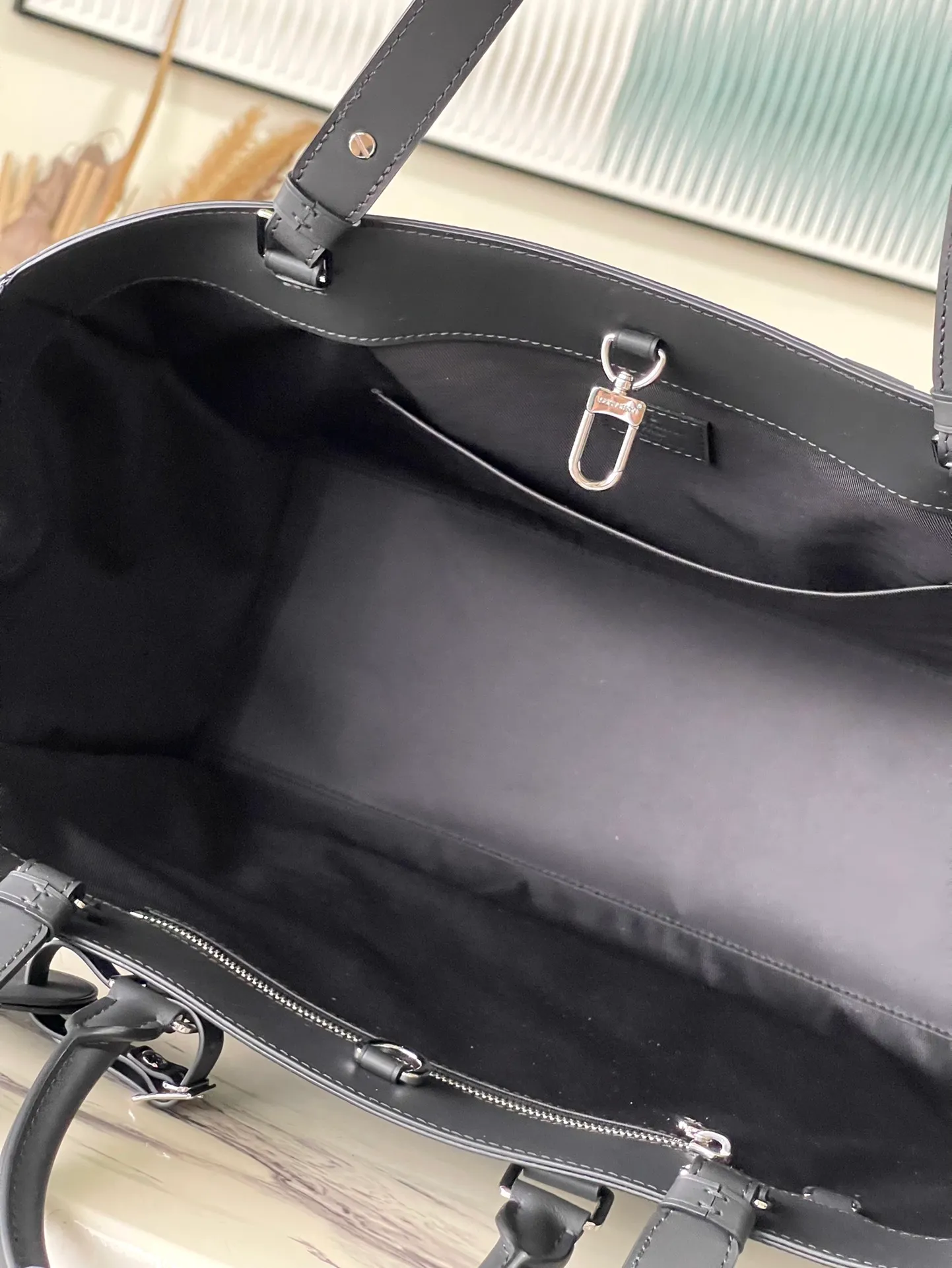 💰1200 Top Original Order M46451 Black Flower This Sac Plat24H handbag is made of Monogram embossed Taurillon leather, and easy-to-access external patch pockets are added to the fabric on both sides to achieve a fully functional configuration. In addition to the top handle, there is also a long handle that can be retracted inside to provide a comfortable carrying experience. Dimensions: 44 × 33 × 18 cm