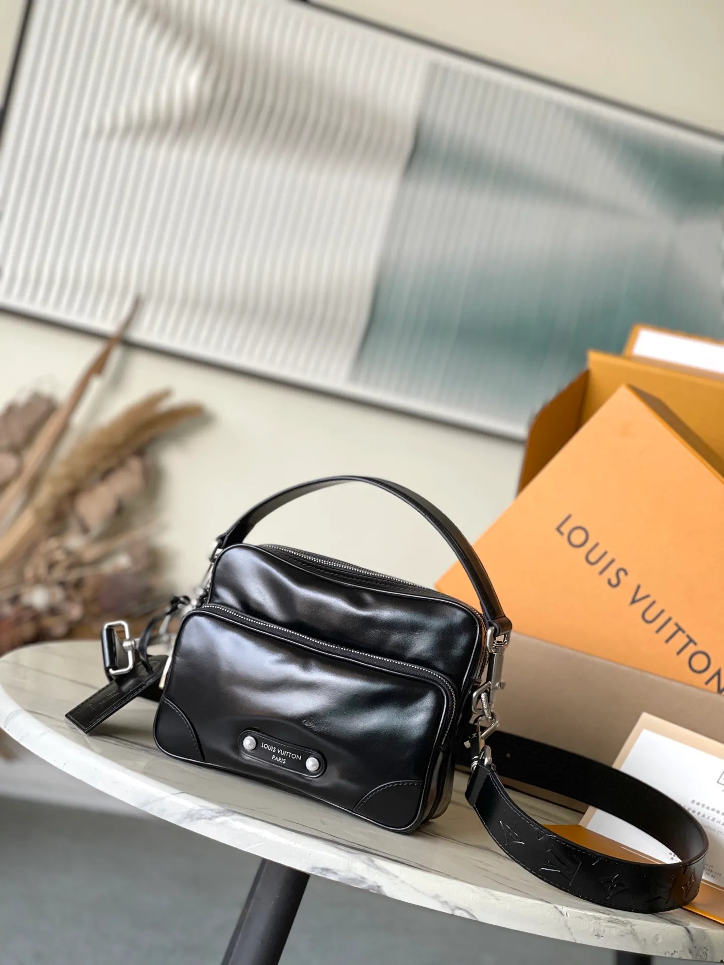 💰1220 (top layer leather) top original order M13987 This NiI handbag shines with the elegant luster of cow leather, and the Louis Vuitton Paris patch is fixed on the front with beaded rivets. The side lock buckle highlights the urban style, and the zipper puller of the main compartment is decorated with LV letters. Dimensions: 25 × 17.5 × 11 cm