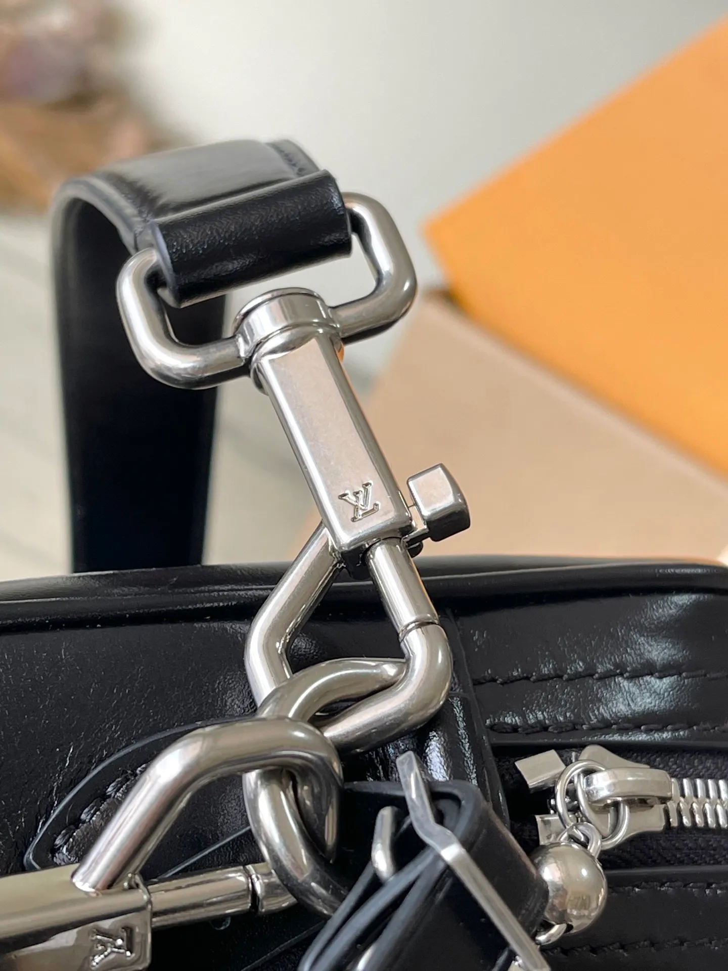 💰1220 (top layer leather) top original order M13987 This NiI handbag shines with the elegant luster of cow leather, and the Louis Vuitton Paris patch is fixed on the front with beaded rivets. The side lock buckle highlights the urban style, and the zipper puller of the main compartment is decorated with LV letters. Dimensions: 25 × 17.5 × 11 cm