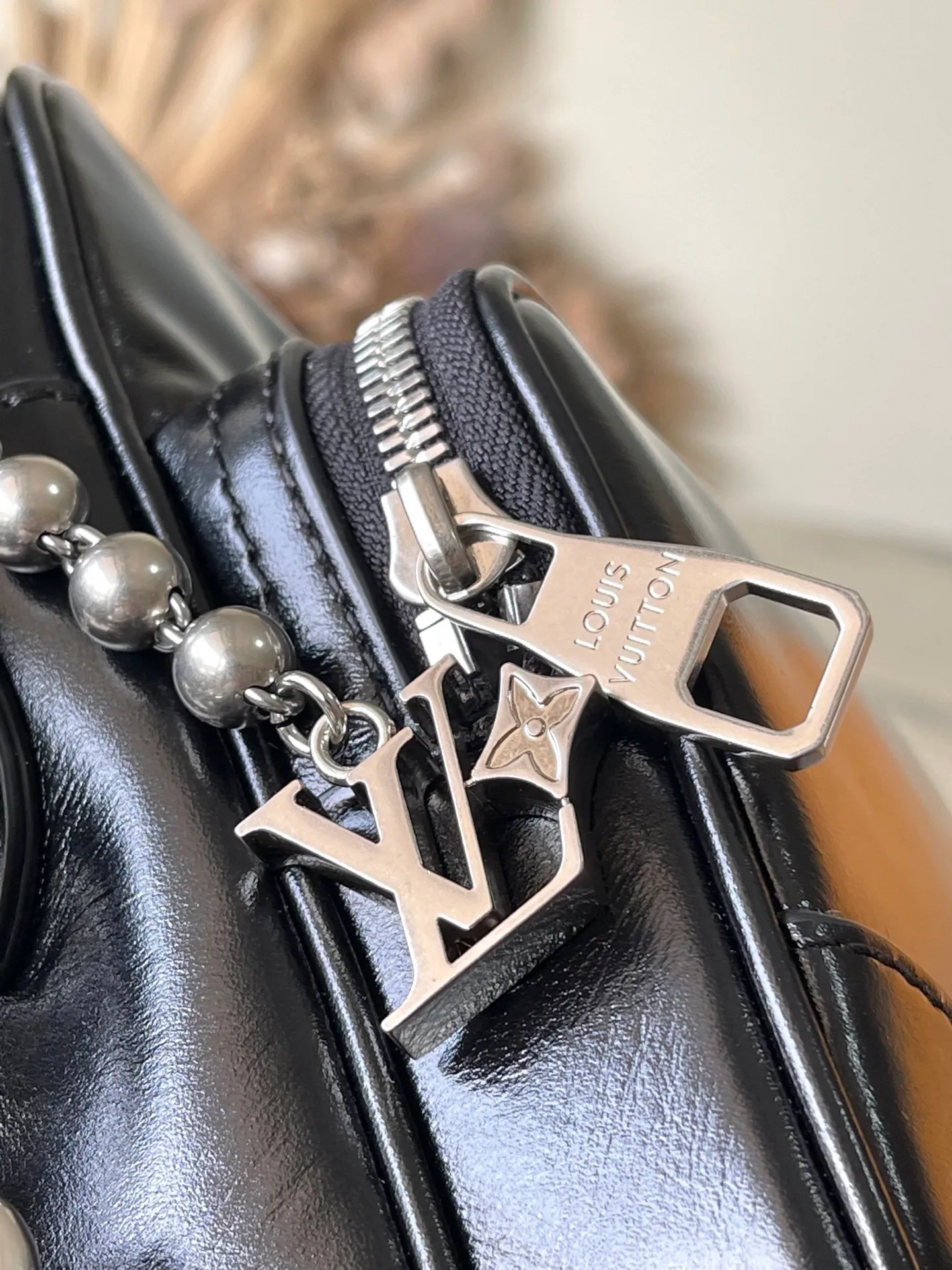 💰1220 (top layer leather) top original order M13987 This NiI handbag shines with the elegant luster of cow leather, and the Louis Vuitton Paris patch is fixed on the front with beaded rivets. The side lock buckle highlights the urban style, and the zipper puller of the main compartment is decorated with LV letters. Dimensions: 25 × 17.5 × 11 cm