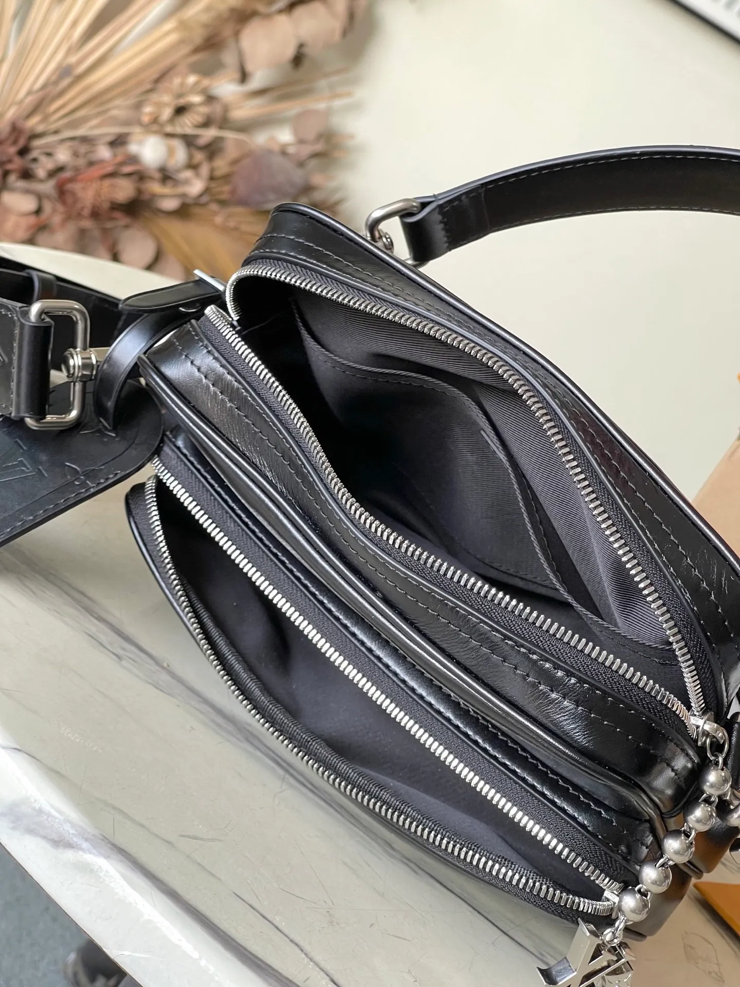 💰1220 (top layer leather) top original order M13987 This NiI handbag shines with the elegant luster of cow leather, and the Louis Vuitton Paris patch is fixed on the front with beaded rivets. The side lock buckle highlights the urban style, and the zipper puller of the main compartment is decorated with LV letters. Dimensions: 25 × 17.5 × 11 cm