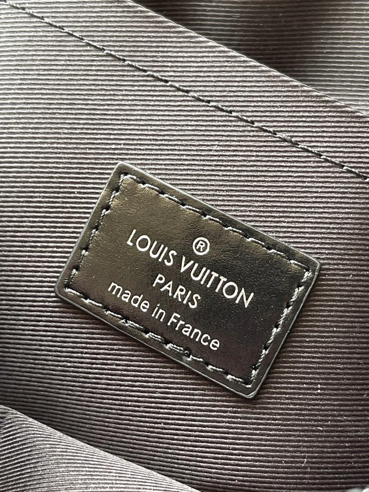 💰1220 (top layer leather) top original order M13987 This NiI handbag shines with the elegant luster of cow leather, and the Louis Vuitton Paris patch is fixed on the front with beaded rivets. The side lock buckle highlights the urban style, and the zipper puller of the main compartment is decorated with LV letters. Dimensions: 25 × 17.5 × 11 cm
