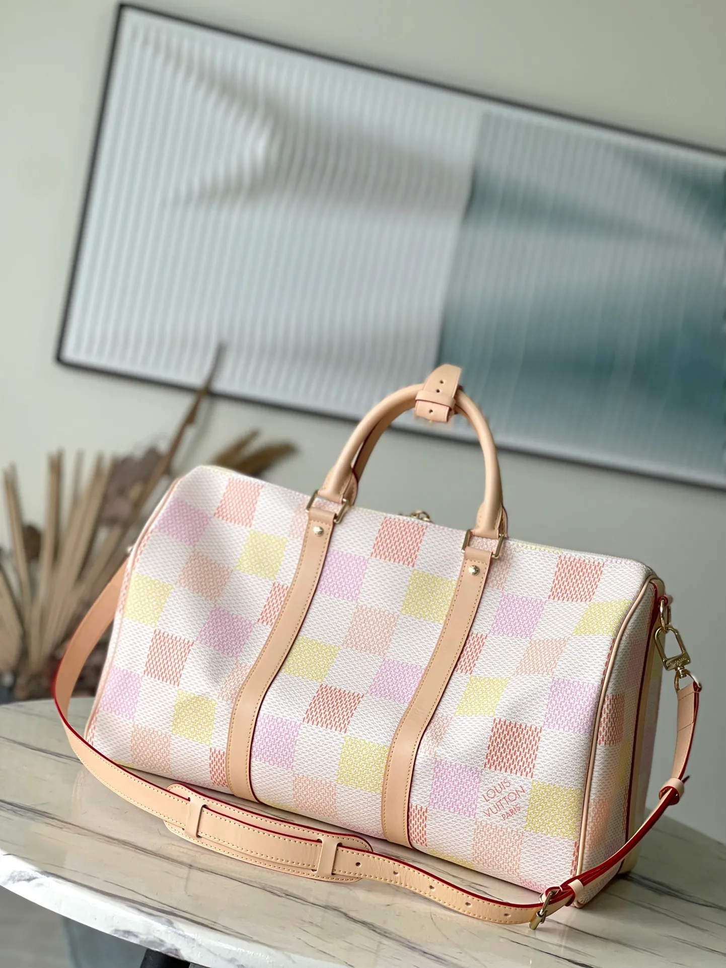 💰1160 Top Original N40667 Pink This Keepall Bandouliere 45 travel bag is made of Damier Golf coated canvas, showing freshness and vitality with the bright colors of the golf course. Calf leather molded side straps and top handle, the latter accented with Louis Vuitton floral embellishments, and a removable and adjustable leather shoulder strap for comfortable shoulder carry. Dimensions: 45 × 24 × 20 cm