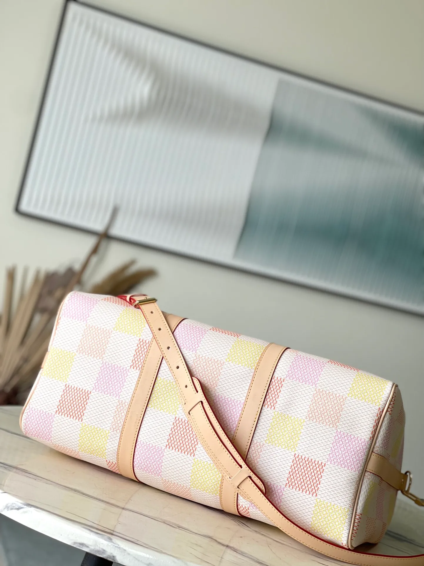 💰1160 Top Original N40667 Pink This Keepall Bandouliere 45 travel bag is made of Damier Golf coated canvas, showing freshness and vitality with the bright colors of the golf course. Calf leather molded side straps and top handle, the latter accented with Louis Vuitton floral embellishments, and a removable and adjustable leather shoulder strap for comfortable shoulder carry. Dimensions: 45 × 24 × 20 cm