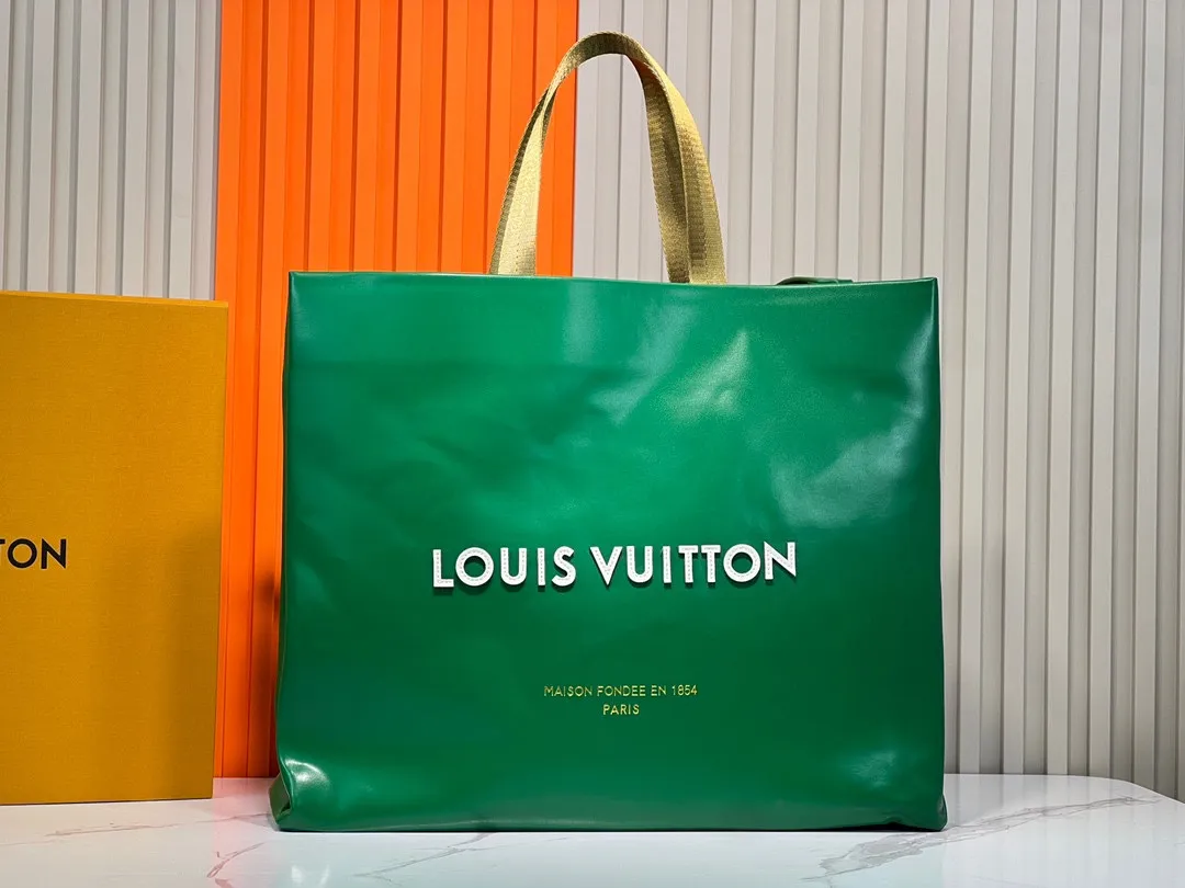 Batch 320💰M24457 Black Orange Blue Green Gray Presbyopia Plaid Black Crocodile Orange Crocodile Pattern 9 Colors ✔️ This Shopper medium handbag draws inspiration from Louis Vuitton shopping bags, with the words Louis Vuitton and Maison Fondée En 1854 written on soft cow leather, with a top handle and a detachable shoulder strap. Size: 40x32x16cm