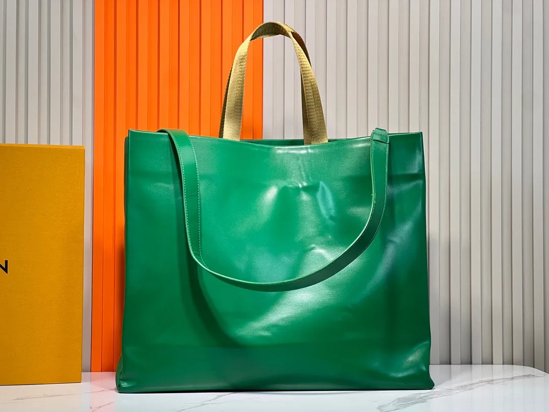 Batch 320💰M24457 Black Orange Blue Green Gray Presbyopia Plaid Black Crocodile Orange Crocodile Pattern 9 Colors ✔️ This Shopper medium handbag draws inspiration from Louis Vuitton shopping bags, with the words Louis Vuitton and Maison Fondée En 1854 written on soft cow leather, with a top handle and a detachable shoulder strap. Size: 40x32x16cm