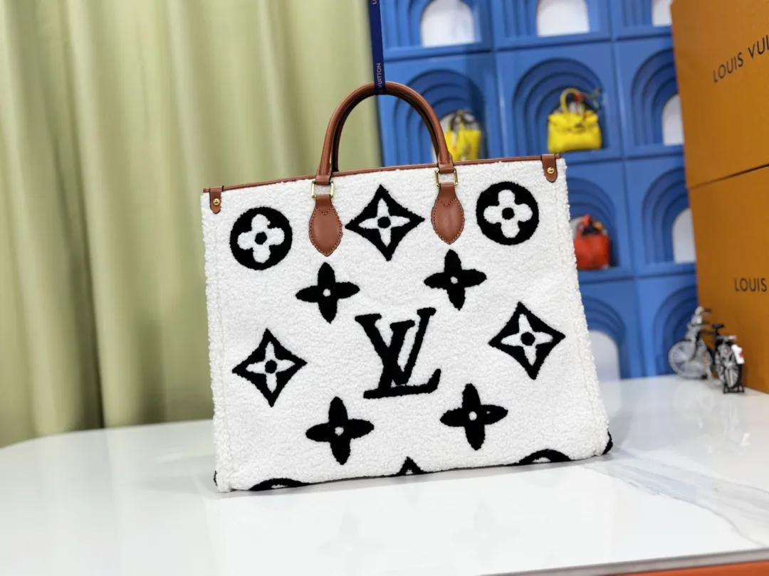 P260 Upgraded original M44571 M45039 M45321 This Onthego medium handbag is decorated with classic Monogram canvas and Monogram Reverse canvas on both sides, showing different styles at will. Toron's dual handles and shoulder strap allow for a variety of carrying options. Dimensions: 34.0 x 26.0 x 13.0 cm (length x height x width)
