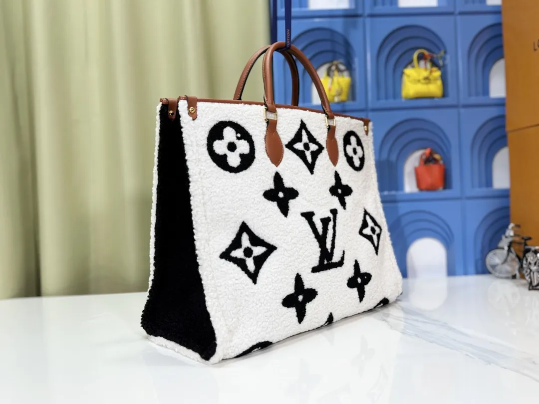 P260 Upgraded original M44571 M45039 M45321 This Onthego medium handbag is decorated with classic Monogram canvas and Monogram Reverse canvas on both sides, showing different styles at will. Toron's dual handles and shoulder strap allow for a variety of carrying options. Dimensions: 34.0 x 26.0 x 13.0 cm (length x height x width)