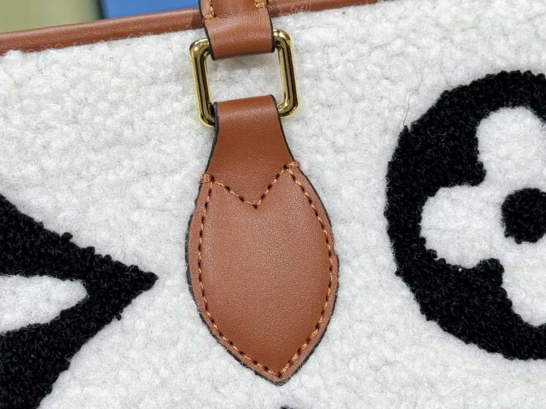 P260 Upgraded original M44571 M45039 M45321 This Onthego medium handbag is decorated with classic Monogram canvas and Monogram Reverse canvas on both sides, showing different styles at will. Toron's dual handles and shoulder strap allow for a variety of carrying options. Dimensions: 34.0 x 26.0 x 13.0 cm (length x height x width)