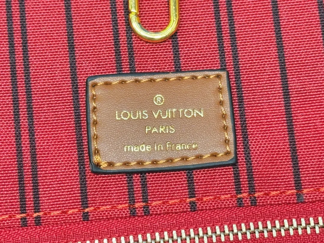 P260 Upgraded original M44571 M45039 M45321 This Onthego medium handbag is decorated with classic Monogram canvas and Monogram Reverse canvas on both sides, showing different styles at will. Toron's dual handles and shoulder strap allow for a variety of carrying options. Dimensions: 34.0 x 26.0 x 13.0 cm (length x height x width)