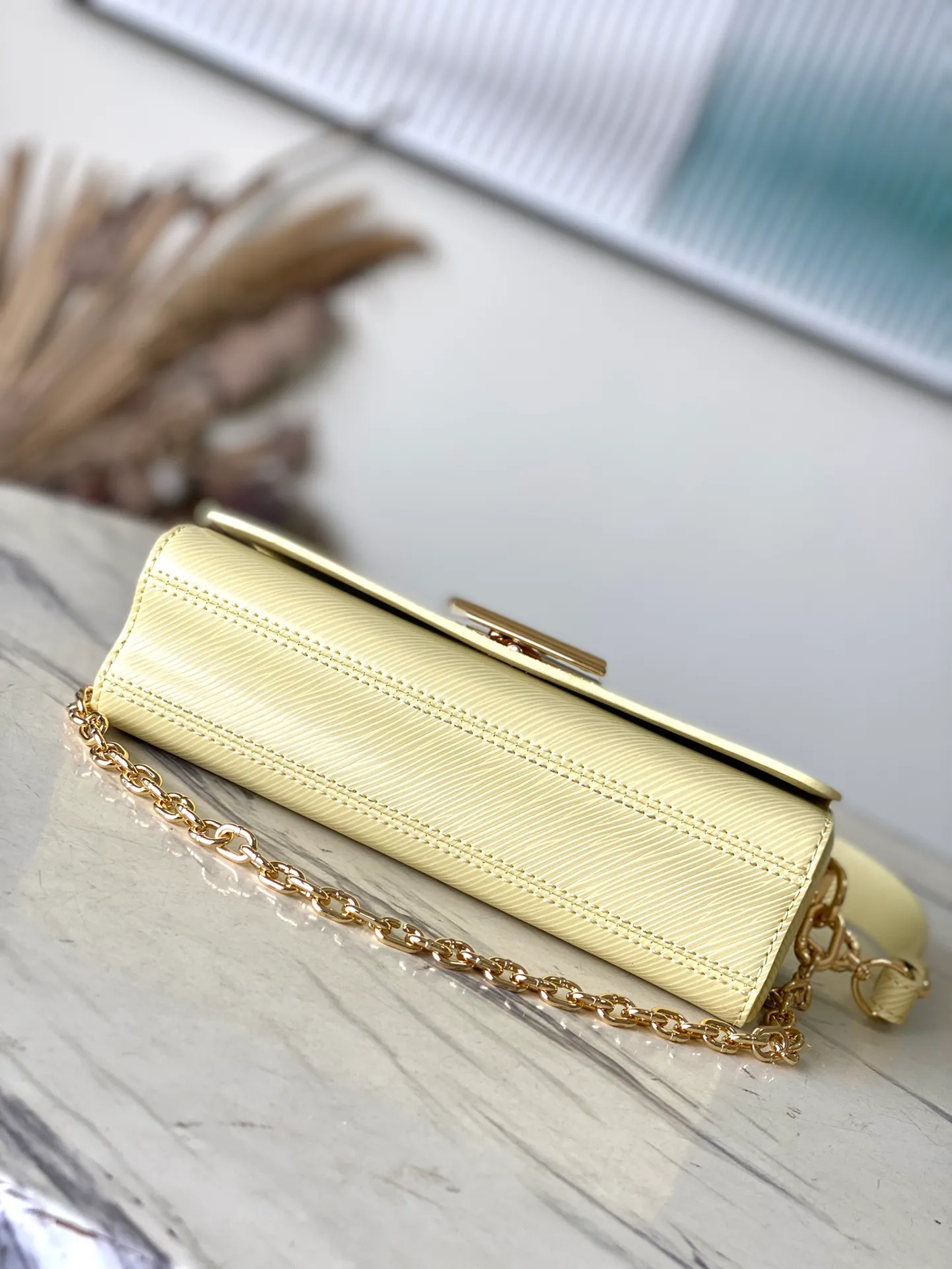 💰1160 (top-grain leather) top original order M24548 Yellow This Twist West handbag has a slender configuration, giving the classic design a new-season coolness. Epi leather is dip-dyed in modern colors, and LV Twist twist locks highlight the brand's identity. Comes with detachable shoulder strap and chain. Carry your daily essentials in a variety of ways. Dimensions: 23.5 × 12 × 7 cm