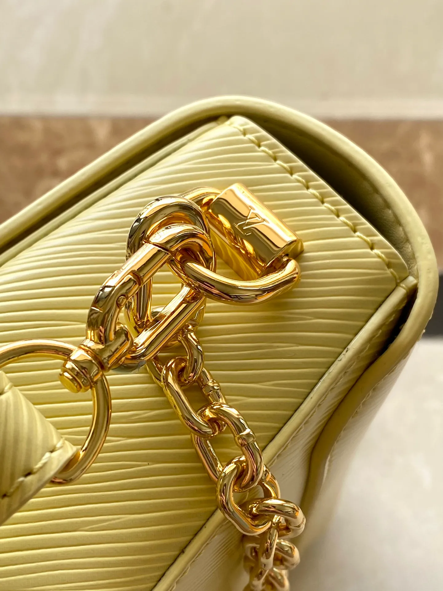 💰1160 (top-grain leather) top original order M24548 Yellow This Twist West handbag has a slender configuration, giving the classic design a new-season coolness. Epi leather is dip-dyed in modern colors, and LV Twist twist locks highlight the brand's identity. Comes with detachable shoulder strap and chain. Carry your daily essentials in a variety of ways. Dimensions: 23.5 × 12 × 7 cm