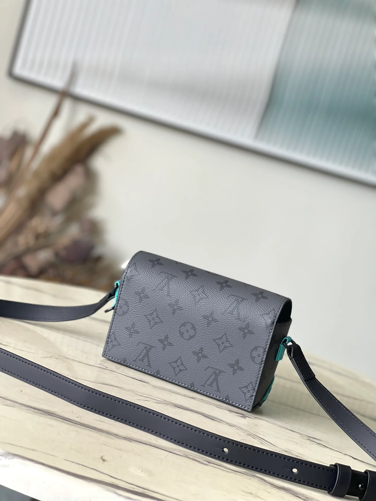 💰800 Top Original Order M11496 This Trio messenger bag uses Monogram Eclipse Reverse canvas and mesh details to create a three-in-one design. The zippered front pocket and coin purse on the shoulder strap are both detachable, enriching the functional design with the main pocket. The adjustable and removable fabric shoulder strap is embellished with logo and provides comfortable shoulder carrying experience. Dimensions: 18 × 11 × 6.5 cm