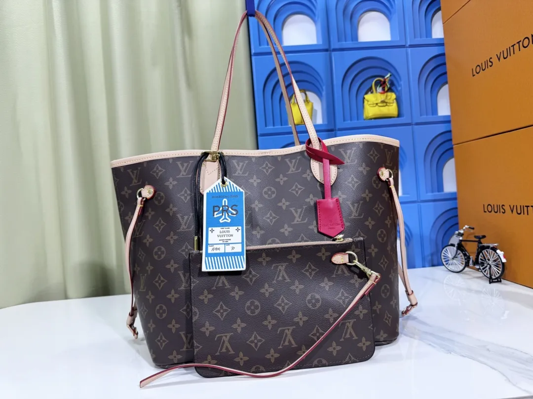 P230💰M40995 Apricot M41177 Bloom M41178 Presbyopia Rose M50366 Pollen N41358 Non-Red N41603 Non-Pink N41631 White Apricot N41605 White Pink NEVERFULL Medium Handbag Neverfull classic handbag, explore the exquisite details inside the bag. The redesigned interior pockets feature a fresh fabric lining, especially the detachable zippered clutch, which can be used alone as a sophisticated clutch or as an additional pocket. Bright lining tones add a more lively feel to Monogram's classic canvas. Detailed features 31 x 28 x 14 cm (Length x Height x Width) Redesigned interior pocket with details inspired by the Louis Vuitton archives Pocket lined with linen fabric Removable zipped clutch with tonal interior pocket Natural cowhide leather trim Shiny gold-tone hardware Handles: Double handle