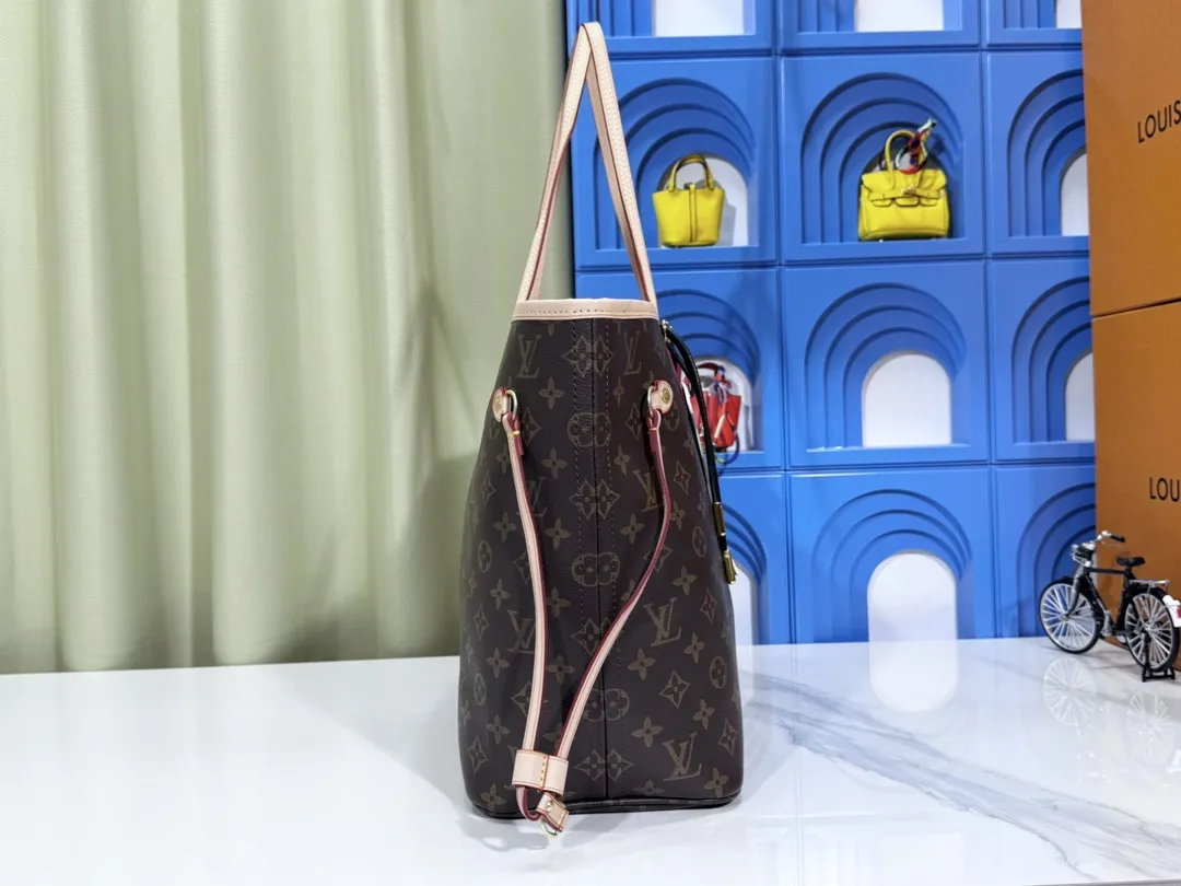 P230💰M40995 Apricot M41177 Bloom M41178 Presbyopia Rose M50366 Pollen N41358 Non-Red N41603 Non-Pink N41631 White Apricot N41605 White Pink NEVERFULL Medium Handbag Neverfull classic handbag, explore the exquisite details inside the bag. The redesigned interior pockets feature a fresh fabric lining, especially the detachable zippered clutch, which can be used alone as a sophisticated clutch or as an additional pocket. Bright lining tones add a more lively feel to Monogram's classic canvas. Detailed features 31 x 28 x 14 cm (Length x Height x Width) Redesigned interior pocket with details inspired by the Louis Vuitton archives Pocket lined with linen fabric Removable zipped clutch with tonal interior pocket Natural cowhide leather trim Shiny gold-tone hardware Handles: Double handle