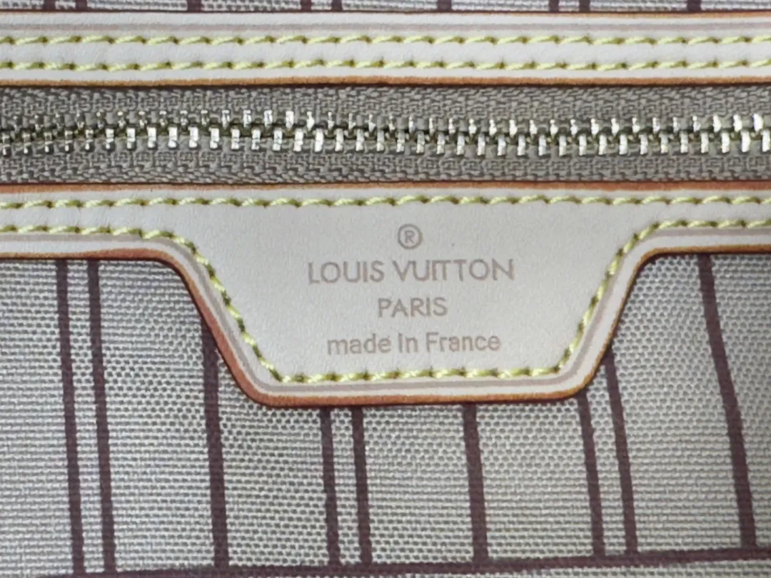 P230💰M40995 Apricot M41177 Bloom M41178 Presbyopia Rose M50366 Pollen N41358 Non-Red N41603 Non-Pink N41631 White Apricot N41605 White Pink NEVERFULL Medium Handbag Neverfull classic handbag, explore the exquisite details inside the bag. The redesigned interior pockets feature a fresh fabric lining, especially the detachable zippered clutch, which can be used alone as a sophisticated clutch or as an additional pocket. Bright lining tones add a more lively feel to Monogram's classic canvas. Detailed features 31 x 28 x 14 cm (Length x Height x Width) Redesigned interior pocket with details inspired by the Louis Vuitton archives Pocket lined with linen fabric Removable zipped clutch with tonal interior pocket Natural cowhide leather trim Shiny gold-tone hardware Handles: Double handle