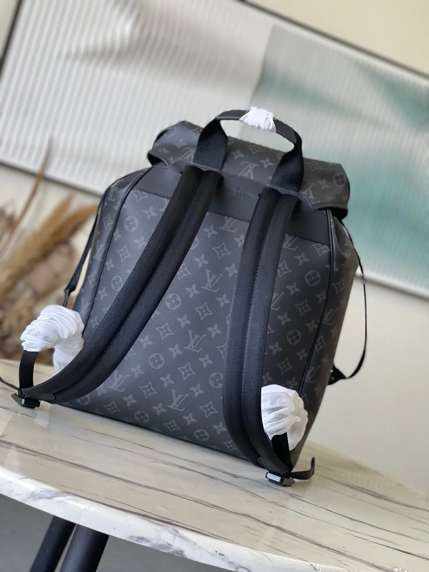 💰1060 Top original order M46683 Black Flower This Montsouris backpack is made of Monogram Eclipse canvas with cow leather trim. The drawstring and magnetic buckle strap ensure secure storage. The large zippered front pocket makes it easy to take everything you need on the go, and the adjustable shoulder strap provides a comfortable carrying experience. Dimensions: 32 × 40 × 19 cm