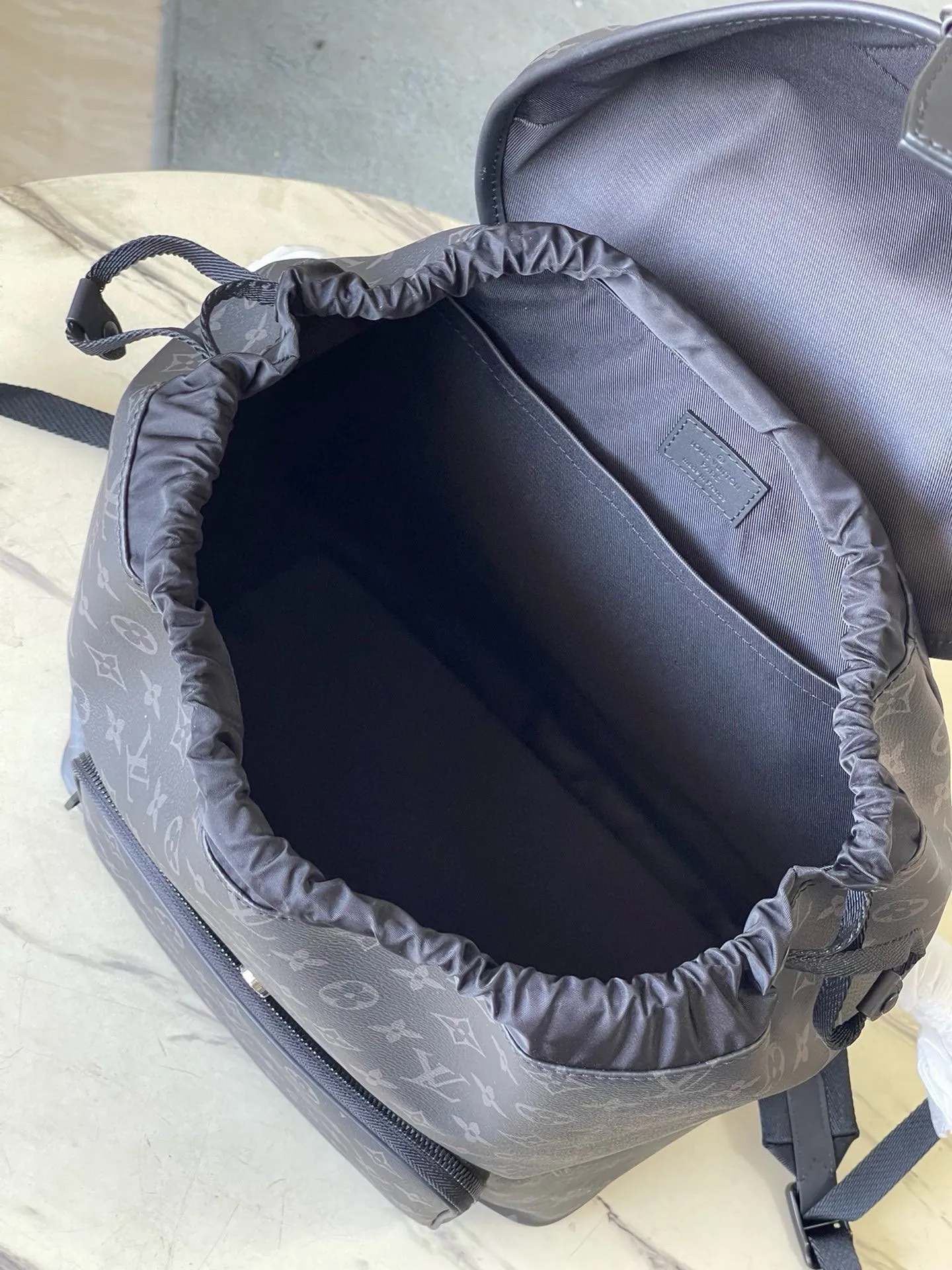 💰1060 Top original order M46683 Black Flower This Montsouris backpack is made of Monogram Eclipse canvas with cow leather trim. The drawstring and magnetic buckle strap ensure secure storage. The large zippered front pocket makes it easy to take everything you need on the go, and the adjustable shoulder strap provides a comfortable carrying experience. Dimensions: 32 × 40 × 19 cm