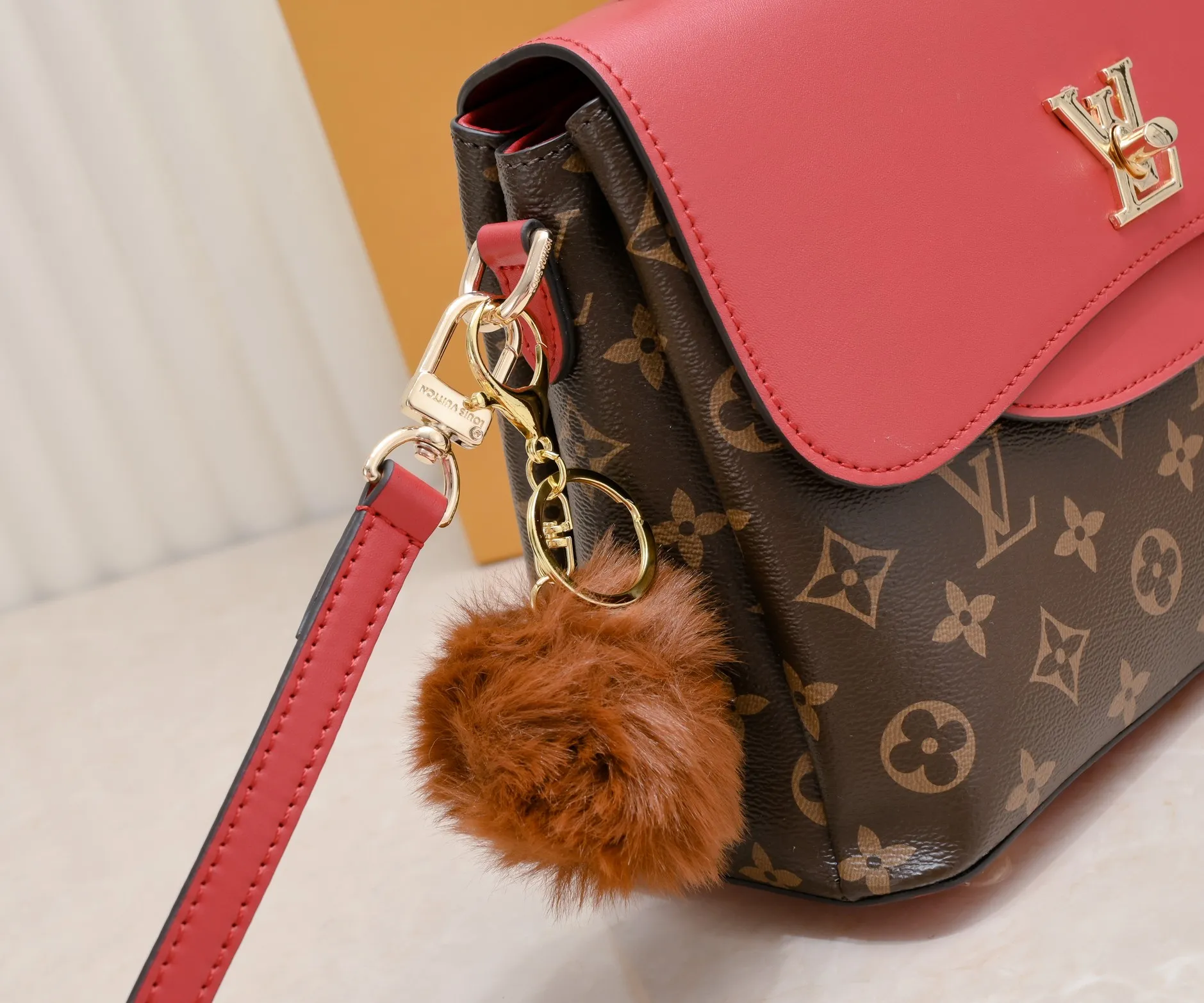 ¥500💰 Exclusive real shot-upgraded version ‼ ️New spring and summer products☀️ 💥Louis Vuitton 2023 popular practical and fashionable handheld crossbody model💪 Model: 56122🎉Color matching latest style Métis The unique shape exudes elegance. Presbyopic/yellow/original cowhide with original buckle hardware, made of soft Monogram canvas, has multiple practical pockets and three compartments. Size: length 27x height 18x ​​width 12cm