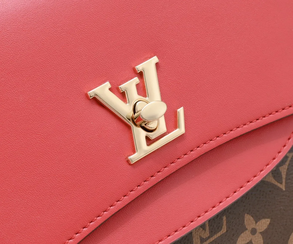 ¥500💰 Exclusive real shot-upgraded version ‼ ️New spring and summer products☀️ 💥Louis Vuitton 2023 popular practical and fashionable handheld crossbody model💪 Model: 56122🎉Color matching latest style Métis The unique shape exudes elegance. Presbyopic/yellow/original cowhide with original buckle hardware, made of soft Monogram canvas, has multiple practical pockets and three compartments. Size: length 27x height 18x ​​width 12cm