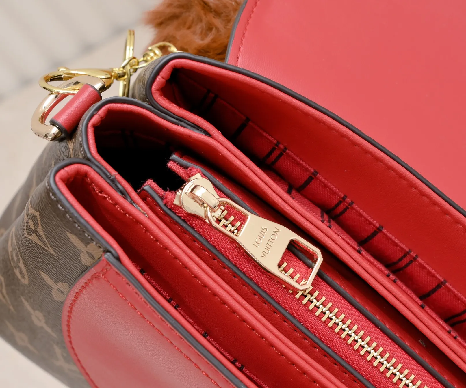 ¥500💰 Exclusive real shot-upgraded version ‼ ️New spring and summer products☀️ 💥Louis Vuitton 2023 popular practical and fashionable handheld crossbody model💪 Model: 56122🎉Color matching latest style Métis The unique shape exudes elegance. Presbyopic/yellow/original cowhide with original buckle hardware, made of soft Monogram canvas, has multiple practical pockets and three compartments. Size: length 27x height 18x ​​width 12cm