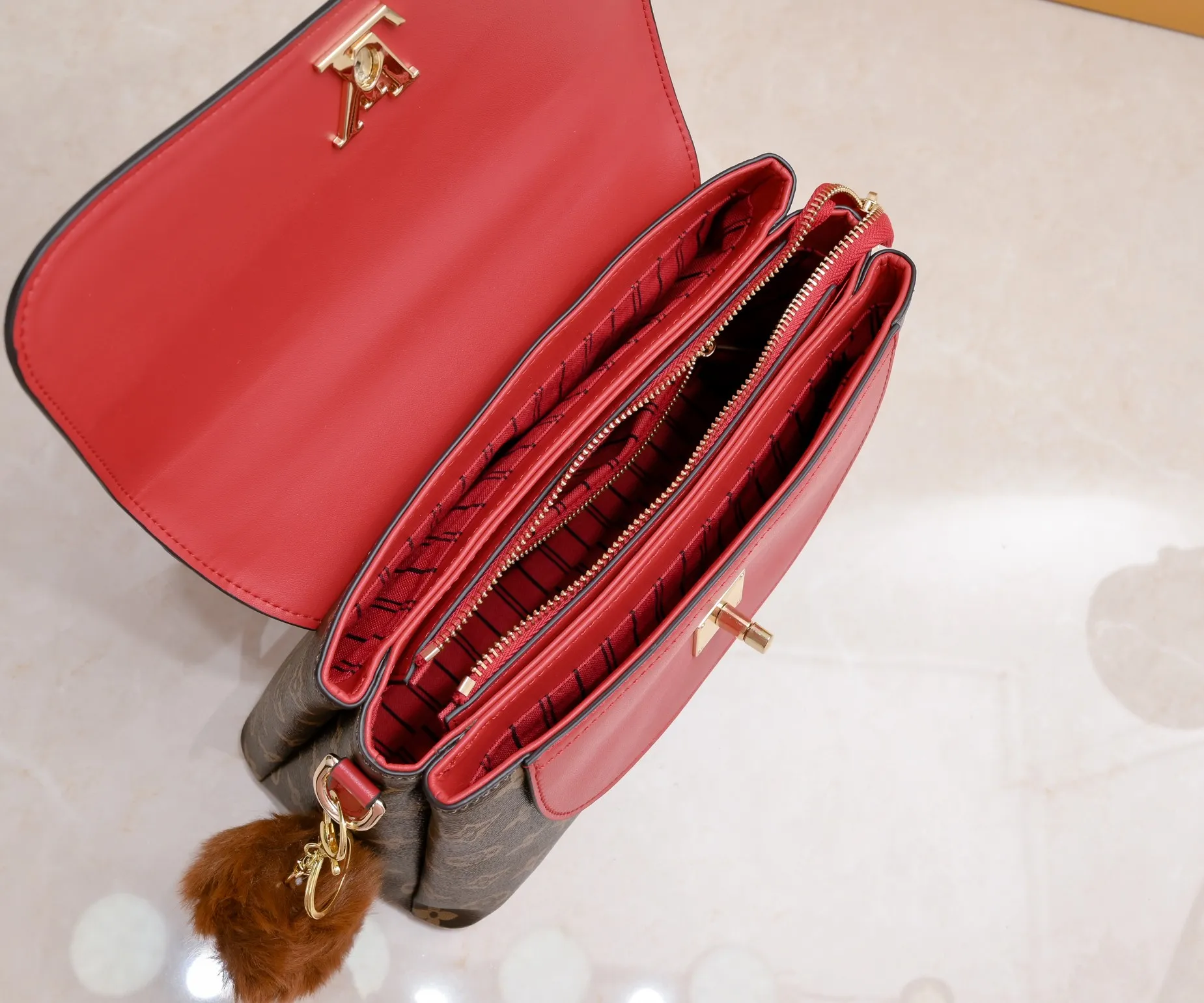 ¥500💰 Exclusive real shot-upgraded version ‼ ️New spring and summer products☀️ 💥Louis Vuitton 2023 popular practical and fashionable handheld crossbody model💪 Model: 56122🎉Color matching latest style Métis The unique shape exudes elegance. Presbyopic/yellow/original cowhide with original buckle hardware, made of soft Monogram canvas, has multiple practical pockets and three compartments. Size: length 27x height 18x ​​width 12cm